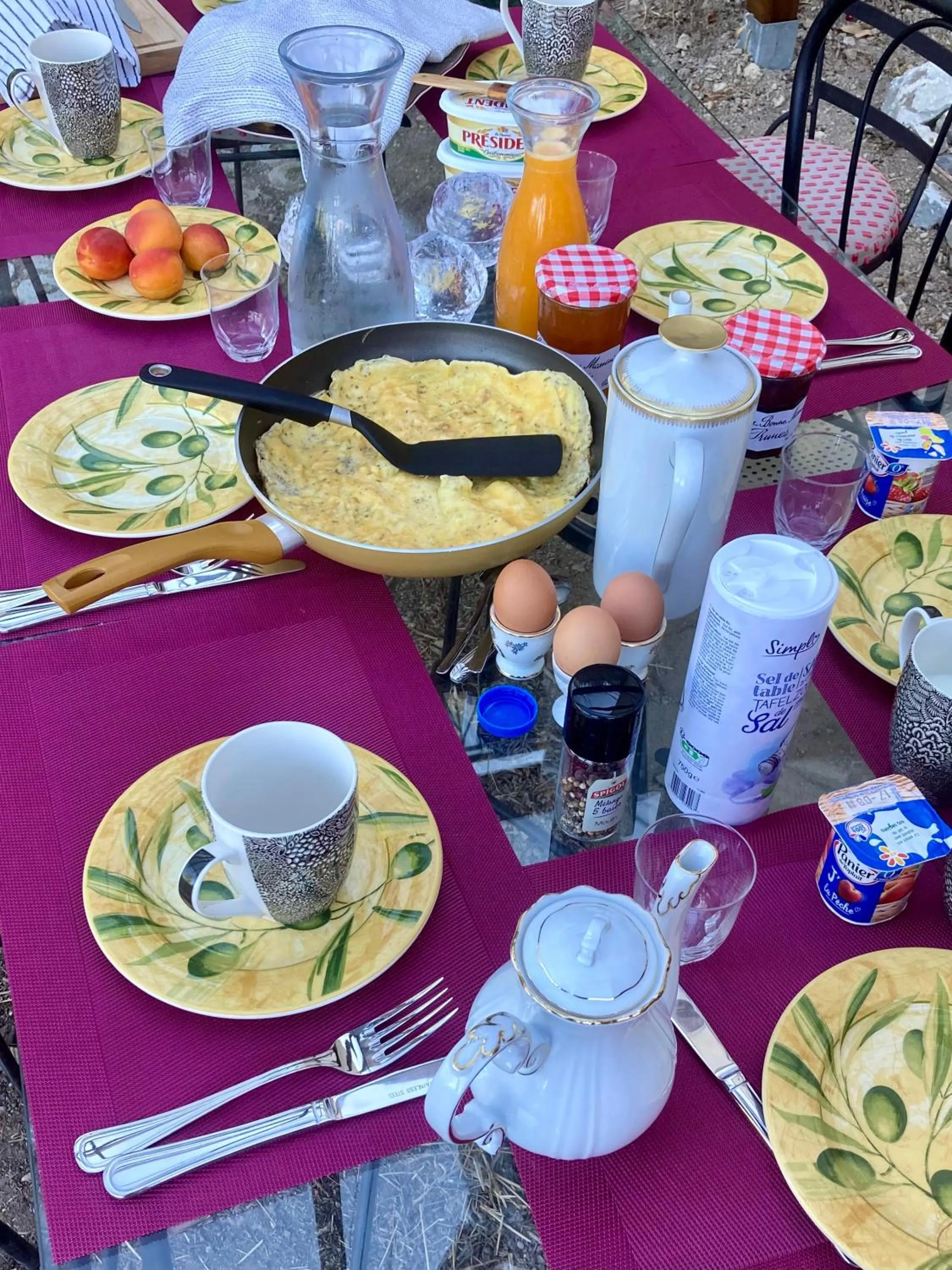 Buffet breakfast in CheRiedel Bed & Breakfast & Art Gallery