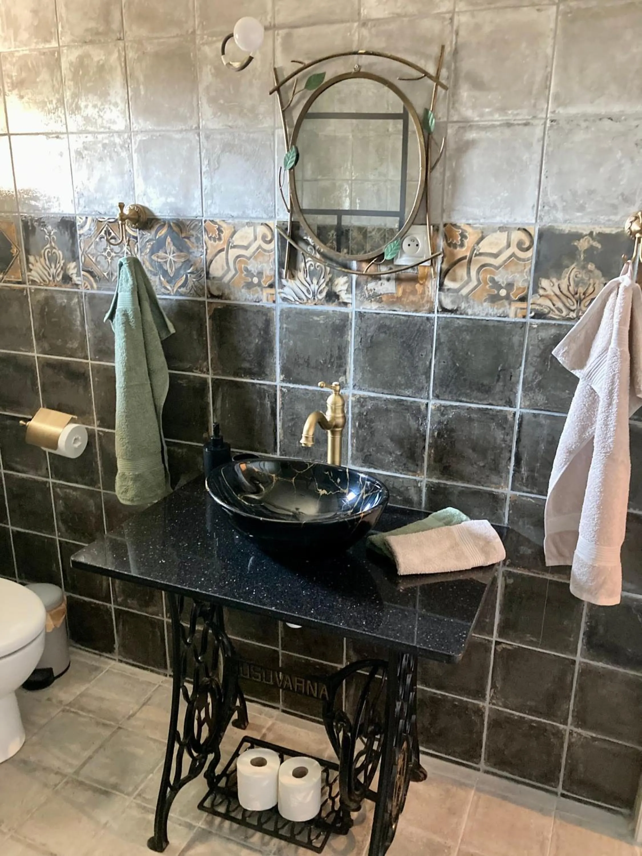 Bathroom in CheRiedel Bed & Breakfast & Art Gallery