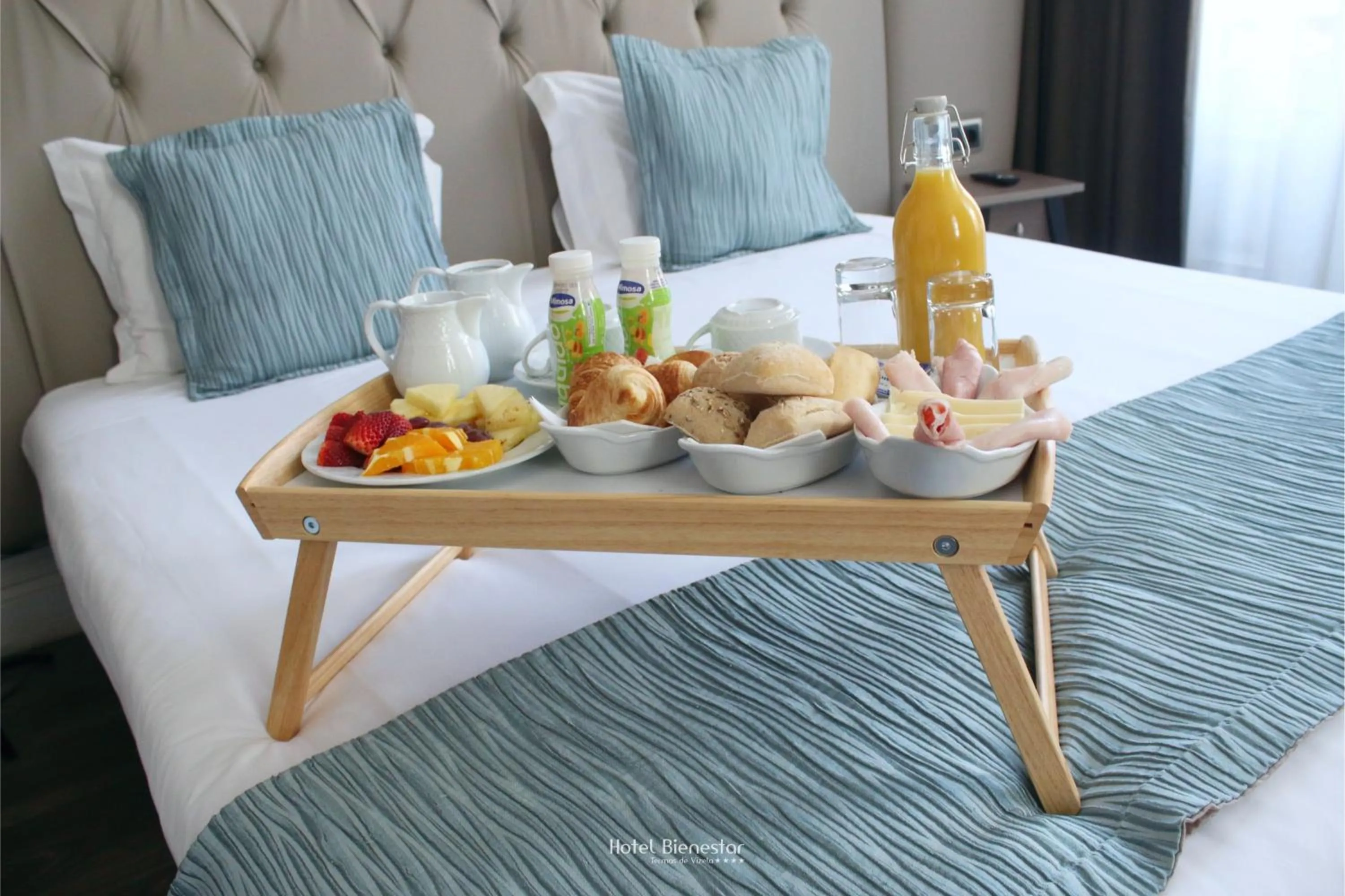 Food and drinks, Bed in Hotel Bienestar Termas De Vizela