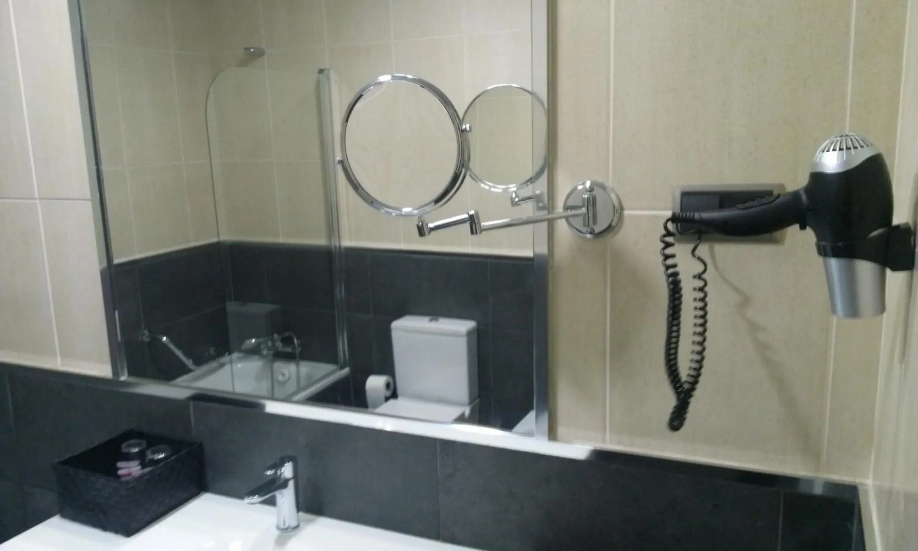 Double or Twin Room with Thermal Spa Access in Hotel Bienestar Termas De Vizela Double or Twin Room with Thermal Spa Access in Hotel Bienestar Termas De Vizela