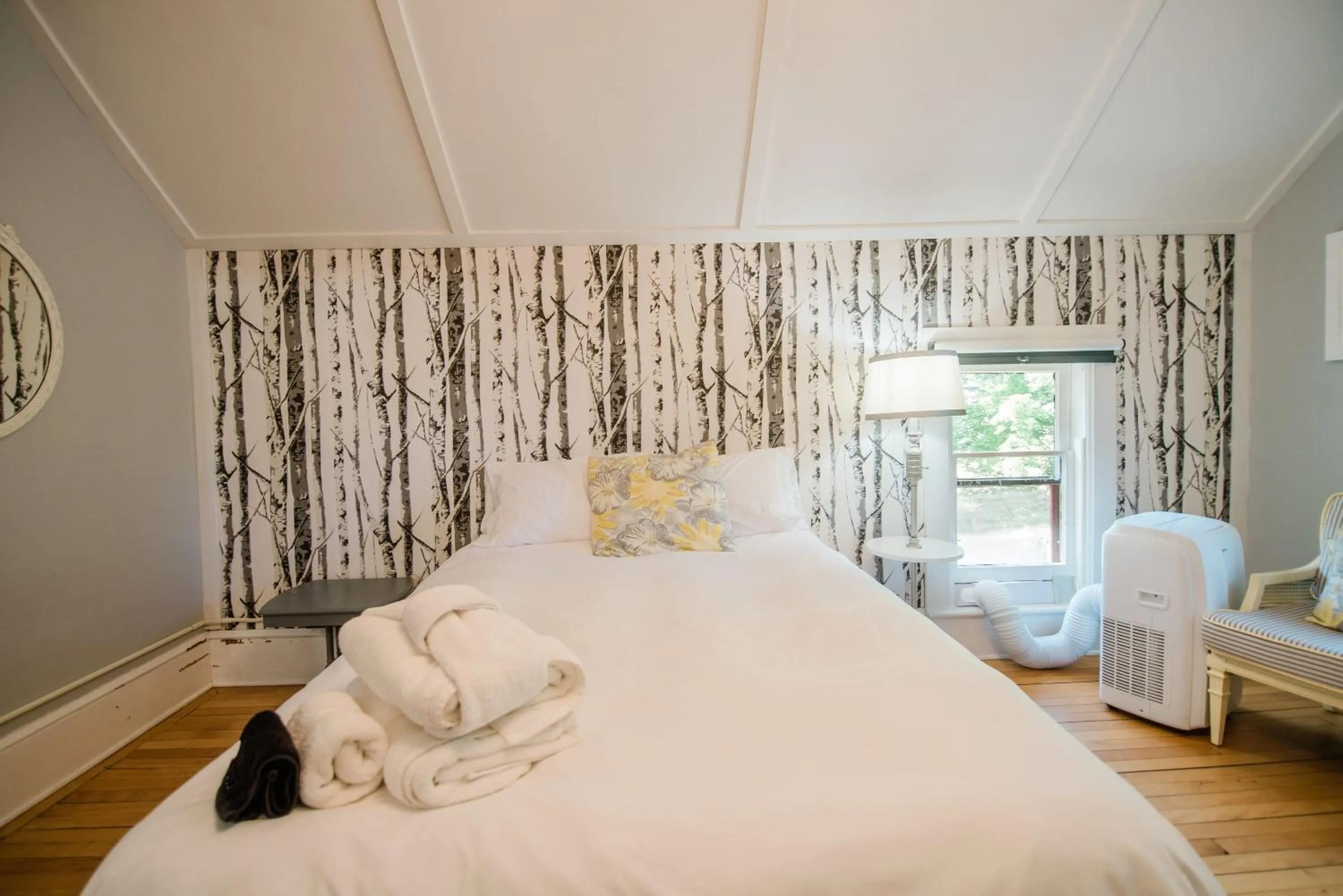 Bed in Mahaney Suite BW Boutique Hotel