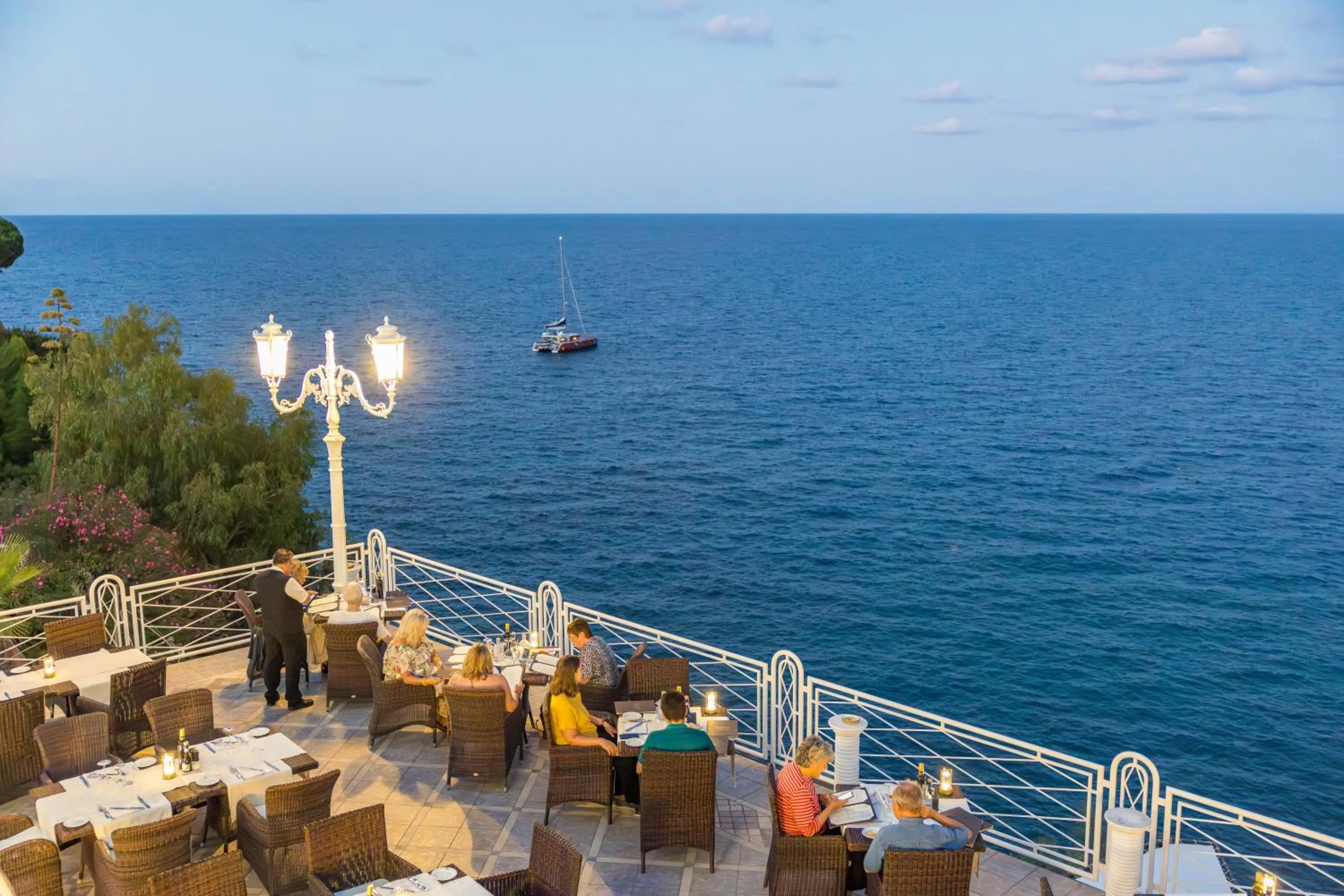 Restaurant/places to eat in Hotel Kalura