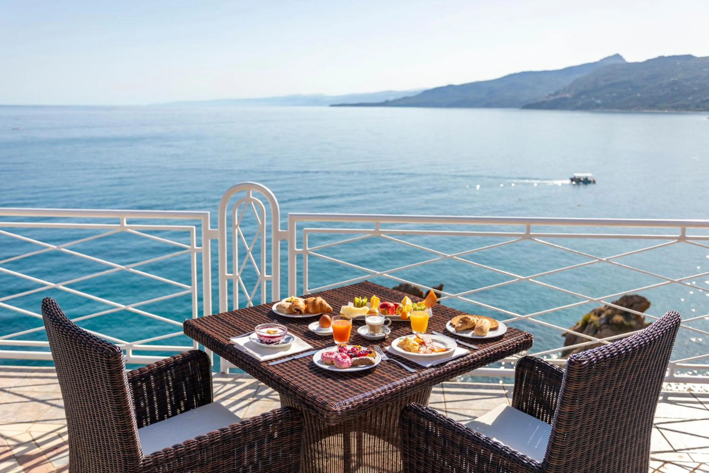 Restaurant/places to eat in Hotel Kalura