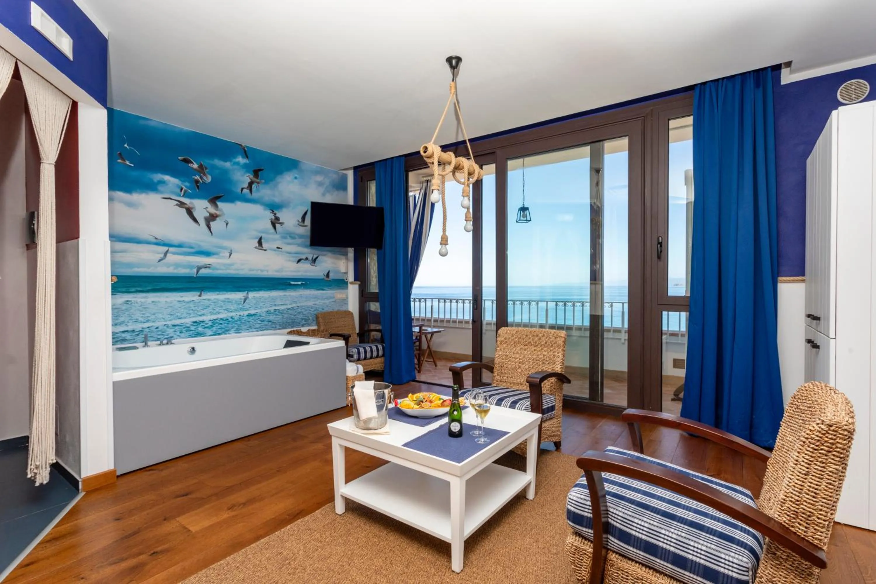 Hot Tub, Bed in Hotel Kalura