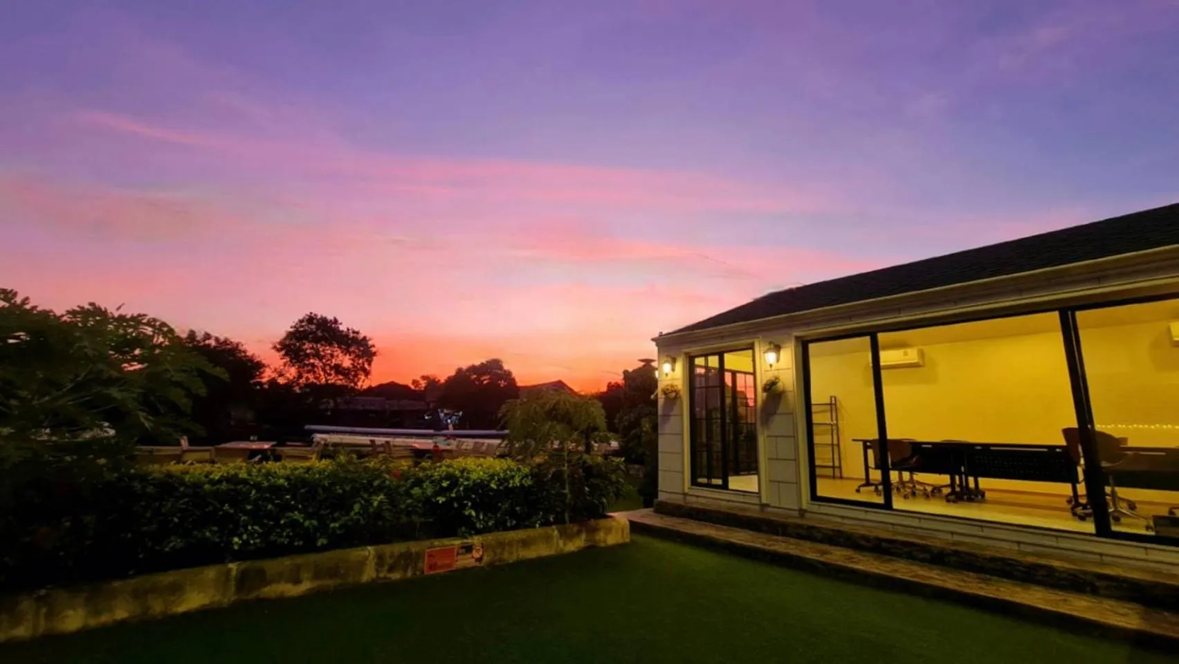 Restaurant/places to eat in NORN Rimklong Bangkok Hotel