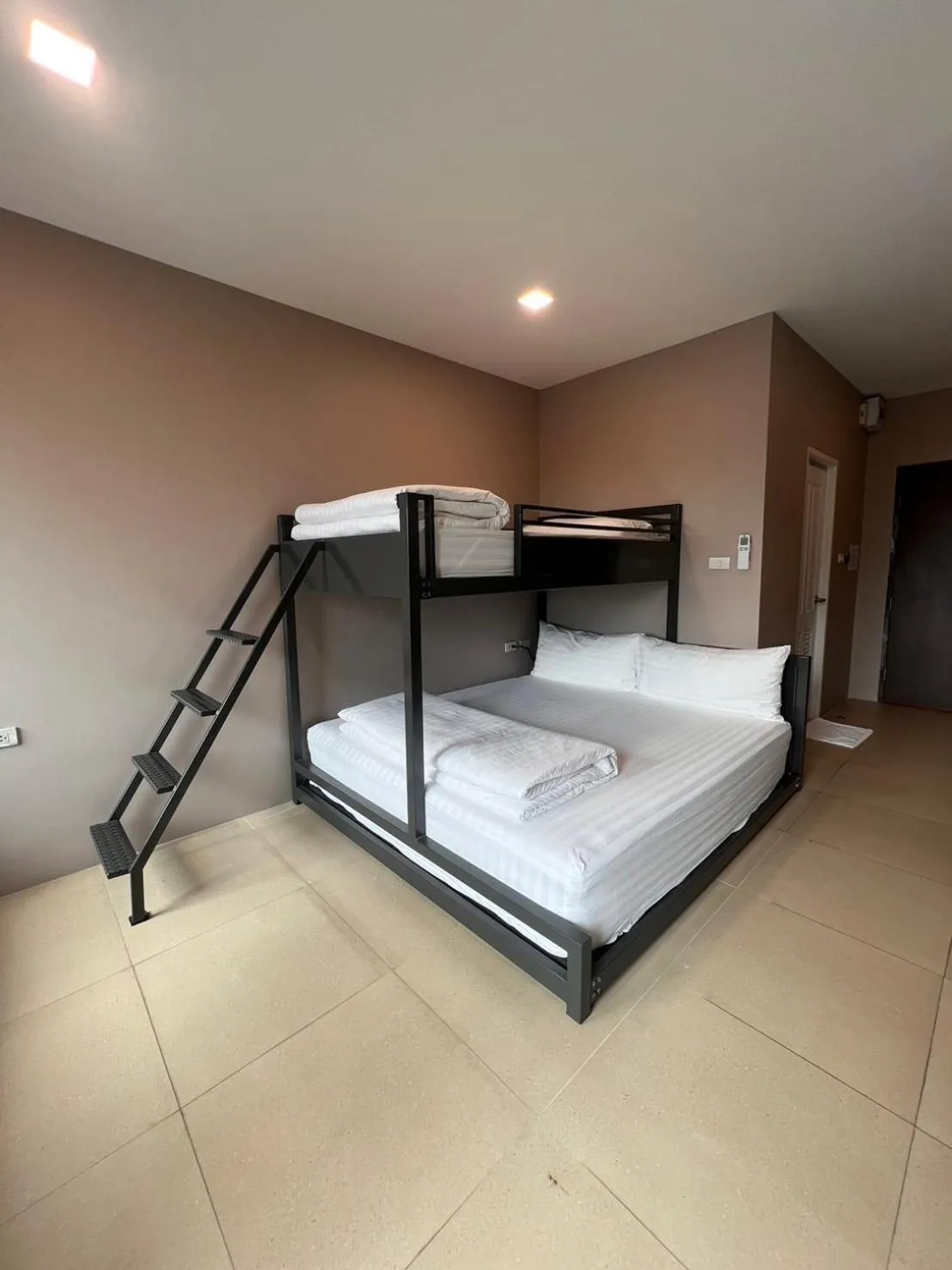 Bed in NORN Rimklong Bangkok Hotel