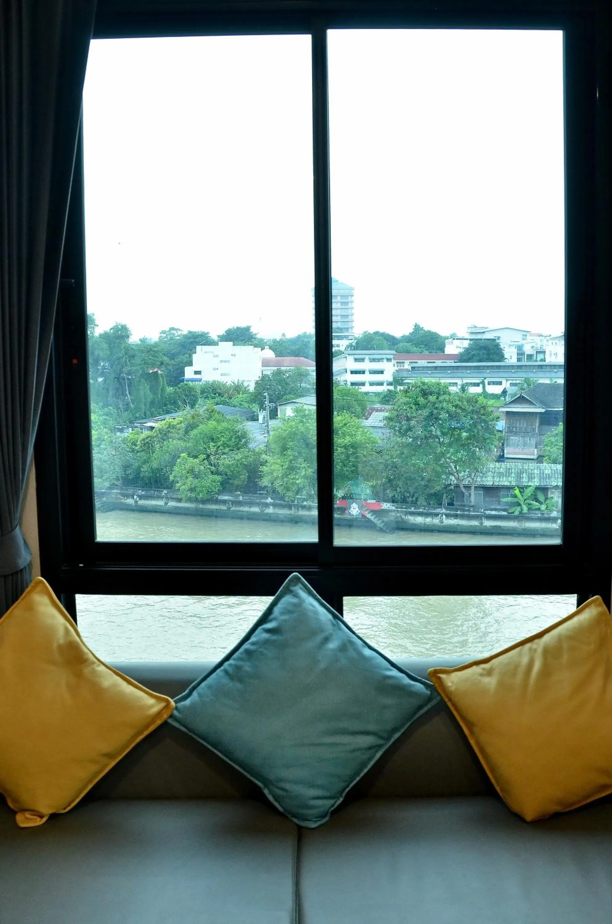 Seating area in NORN Rimklong Bangkok Hotel