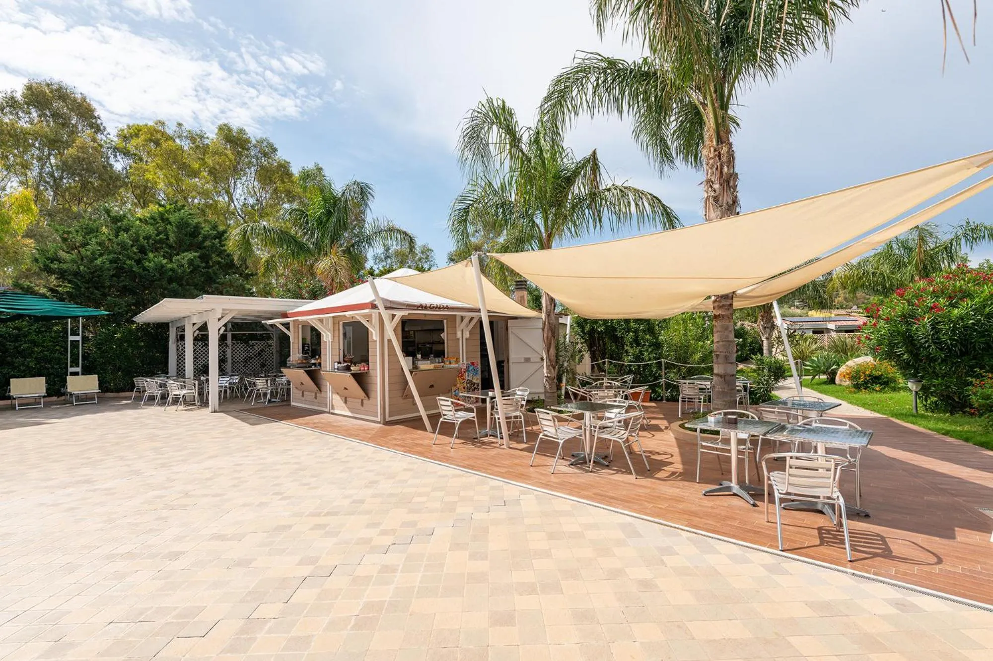 Restaurant/places to eat in Green Village Resort