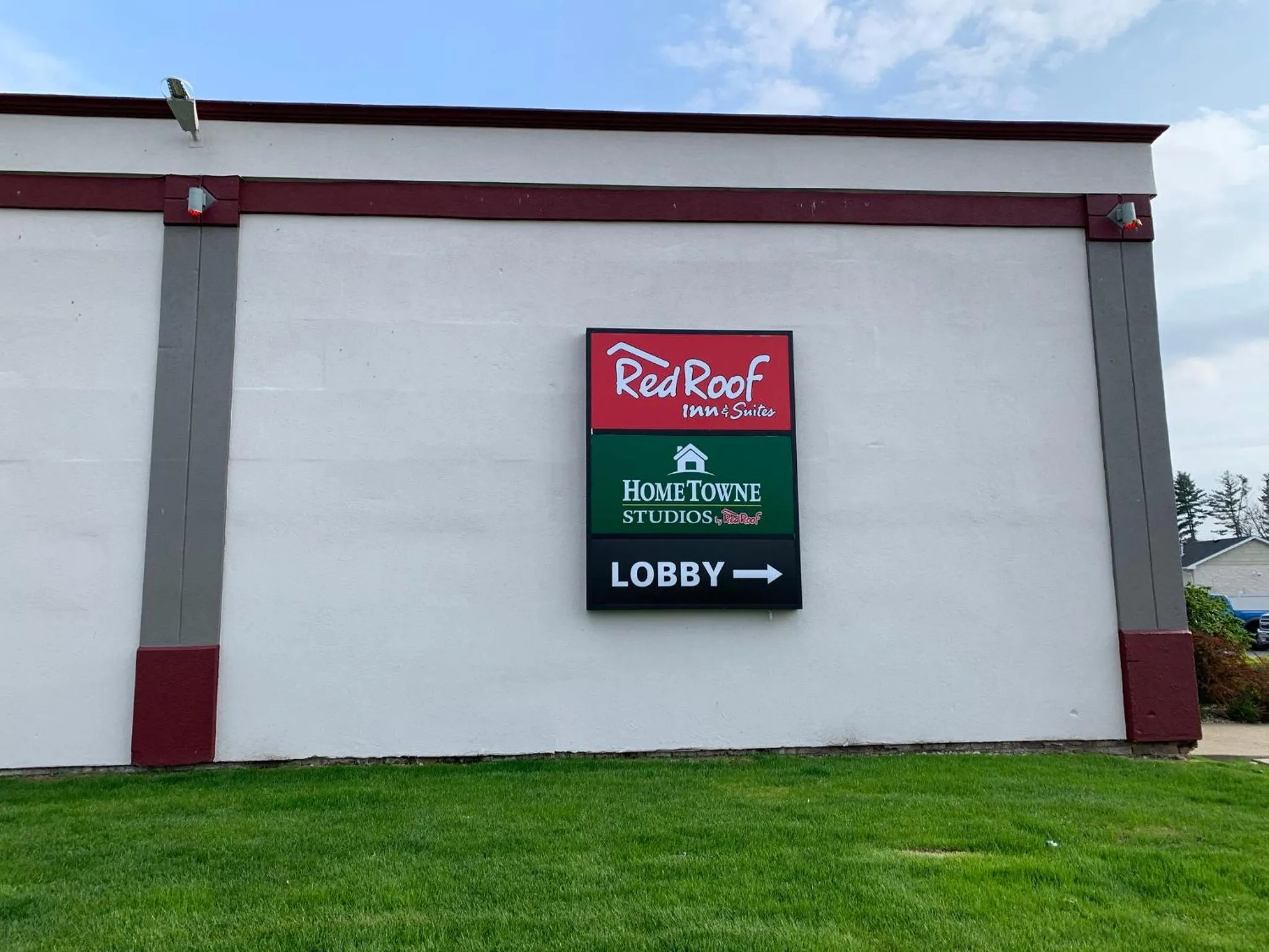 Property building in HomeTowne Studios by Red Roof Battle Creek