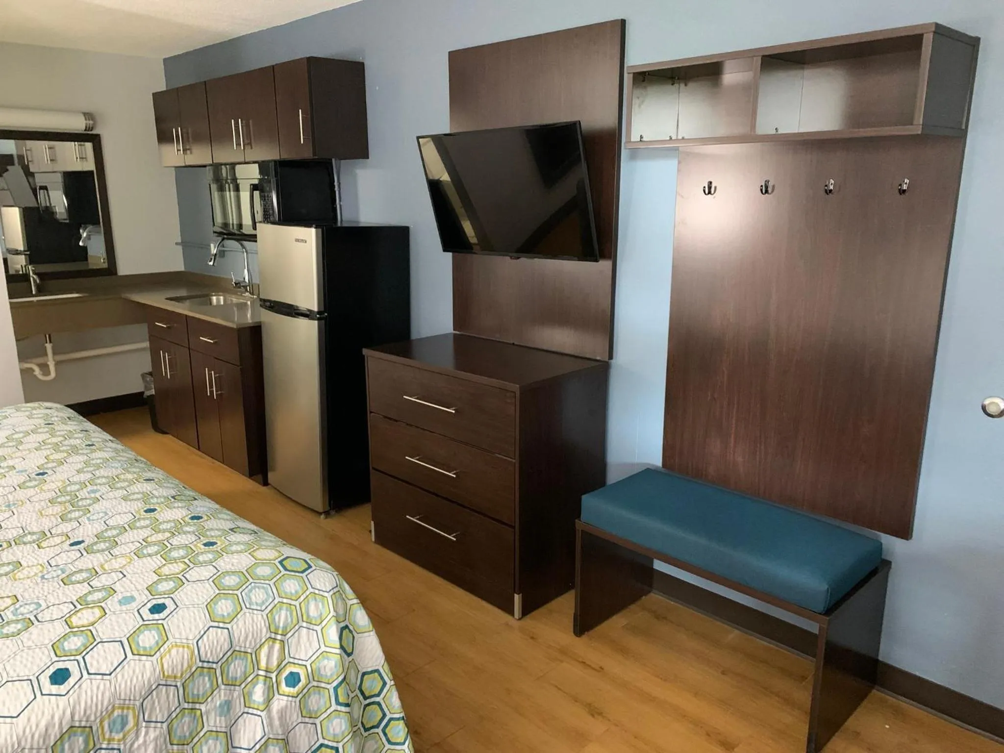 Bedroom, Bed in HomeTowne Studios by Red Roof Battle Creek