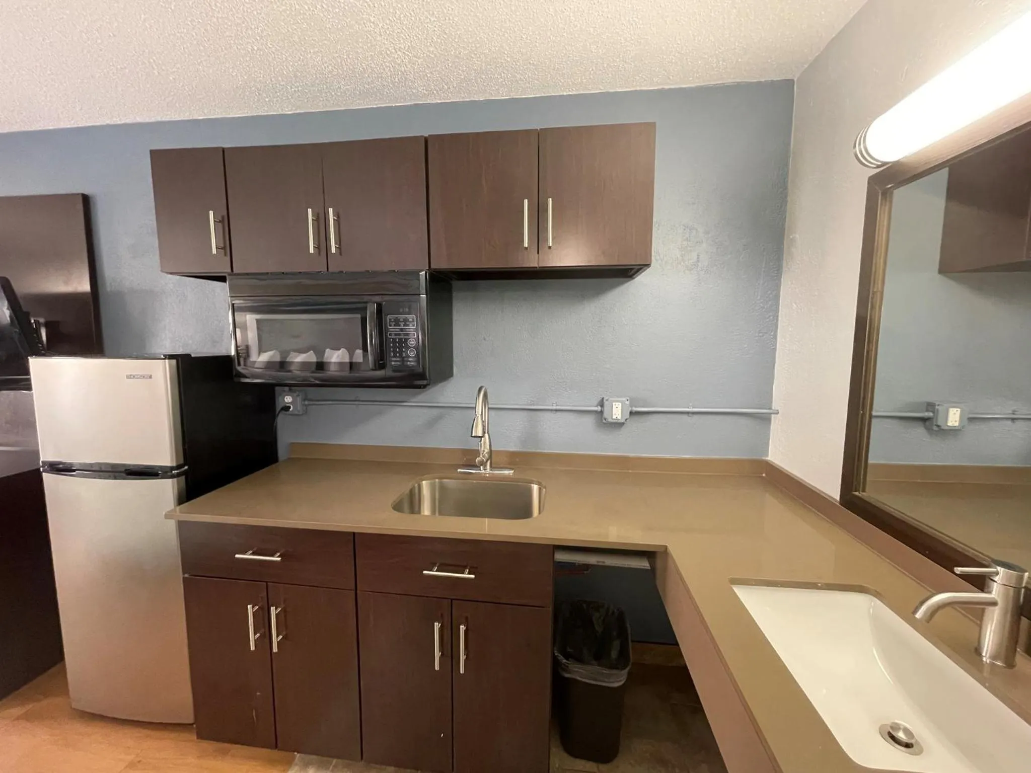 Photo of the whole room in HomeTowne Studios by Red Roof Battle Creek