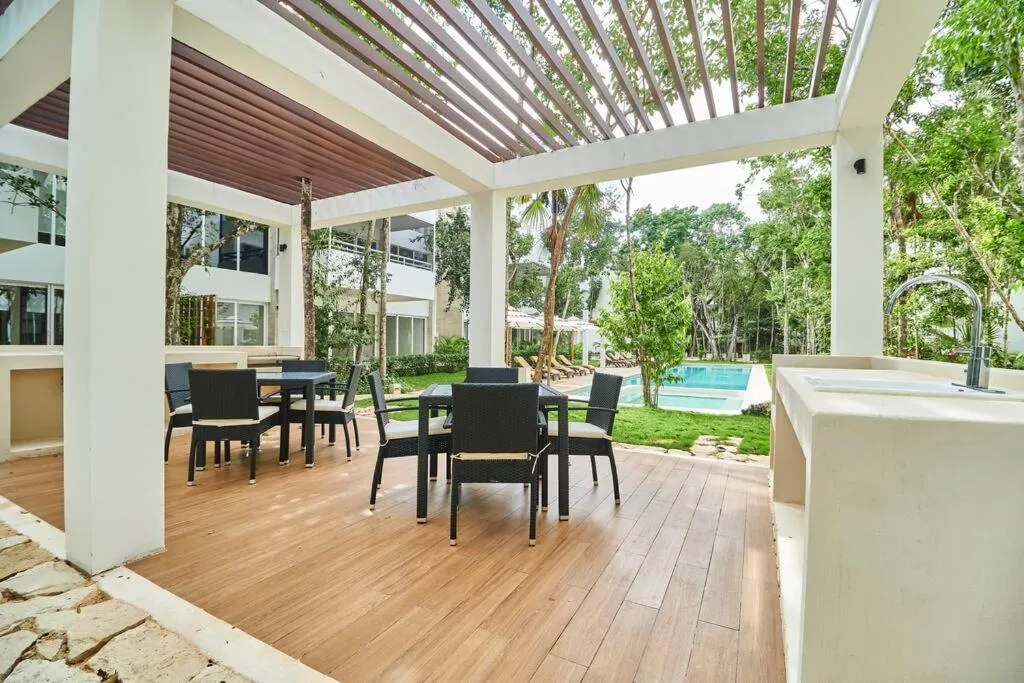 Patio in Macbeth - Rooftop with Jacuzzi & Beach Club Access