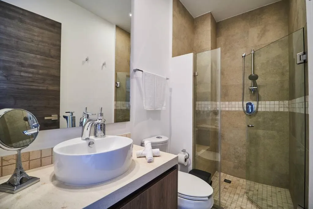 Shower in Macbeth - Rooftop with Jacuzzi & Beach Club Access