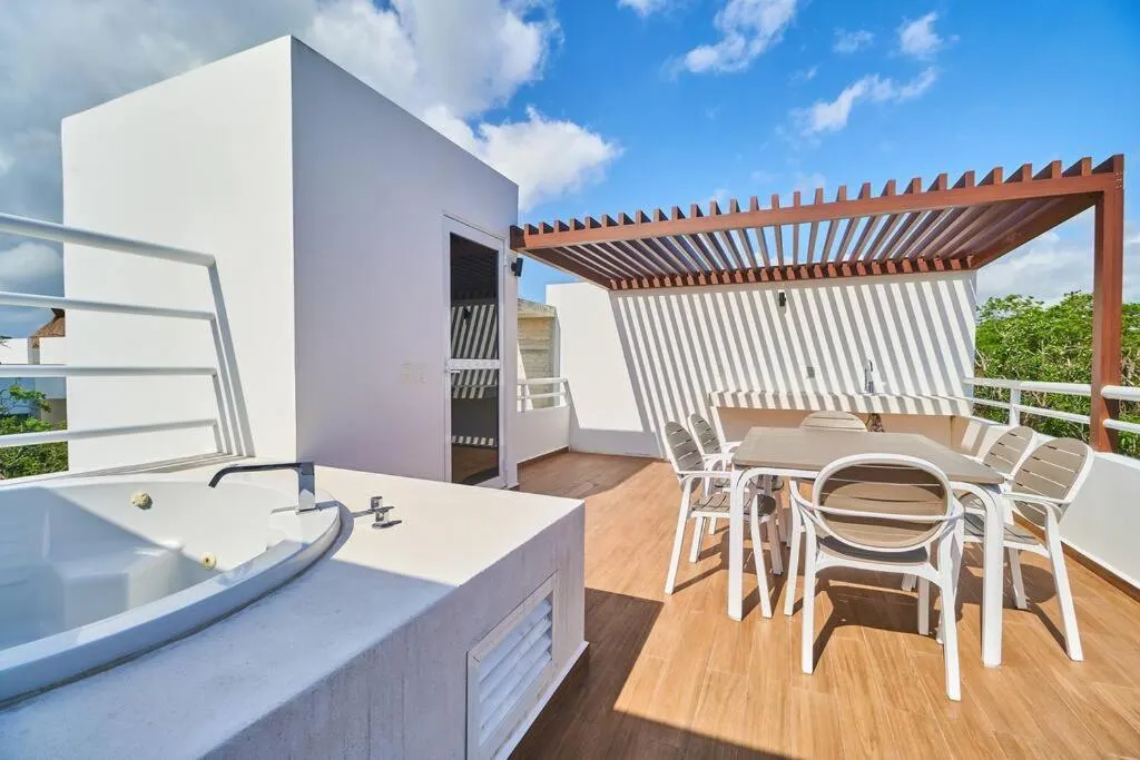 Hot Tub in Macbeth - Rooftop with Jacuzzi & Beach Club Access