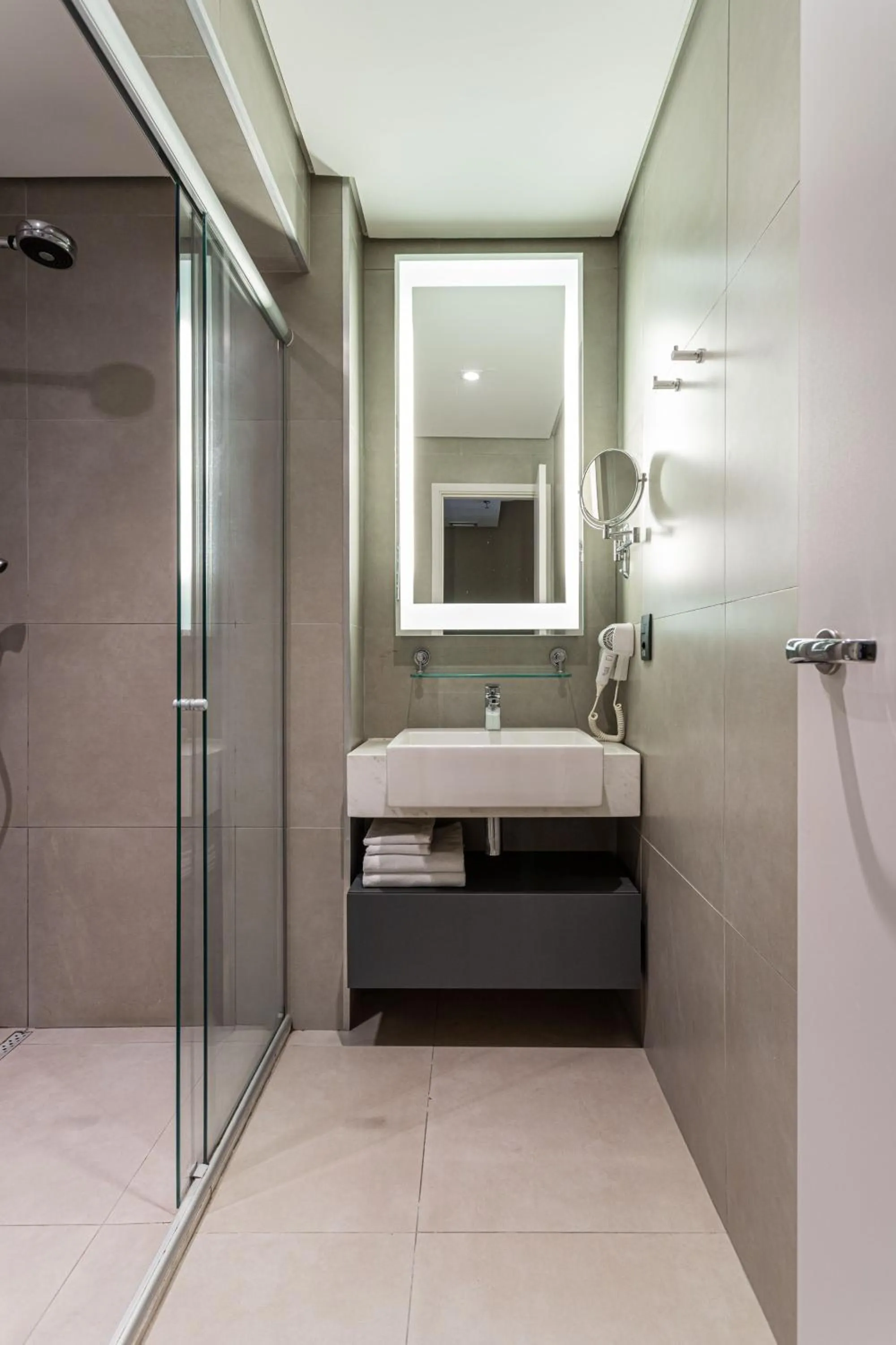Shower, Bed in Charlie Alphaville
