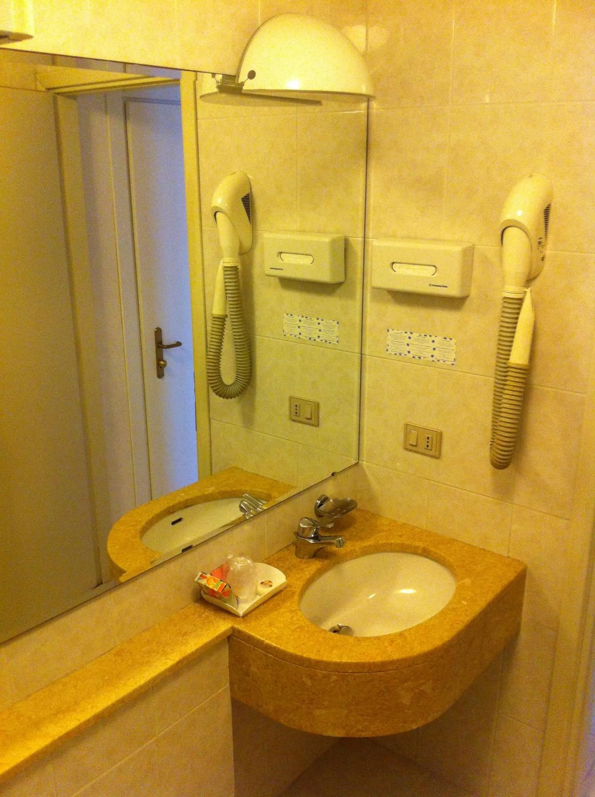 Bathroom in Hotel Piccolo Lido