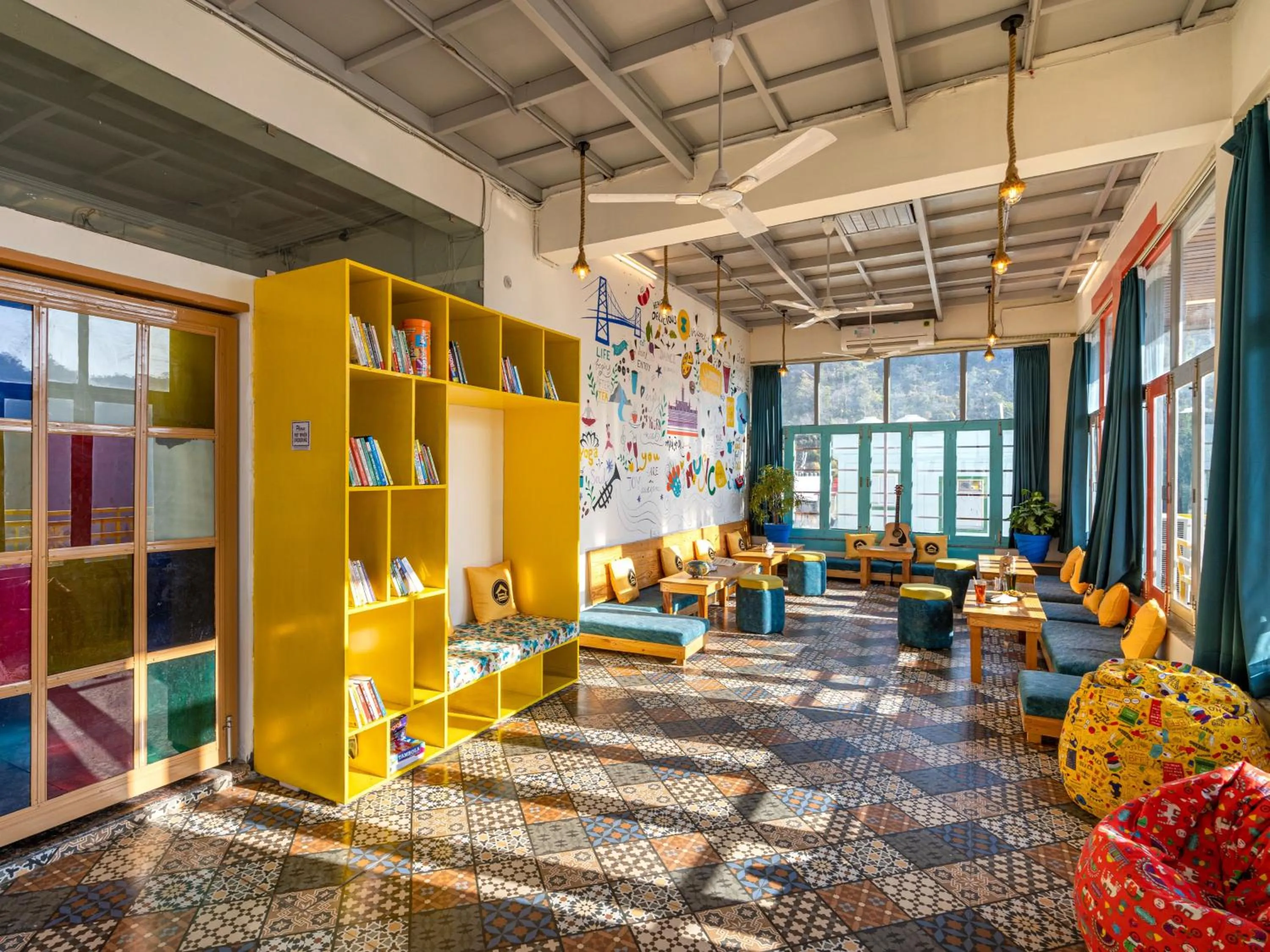 Living room in The Hosteller Rishikesh, Upper Tapovan