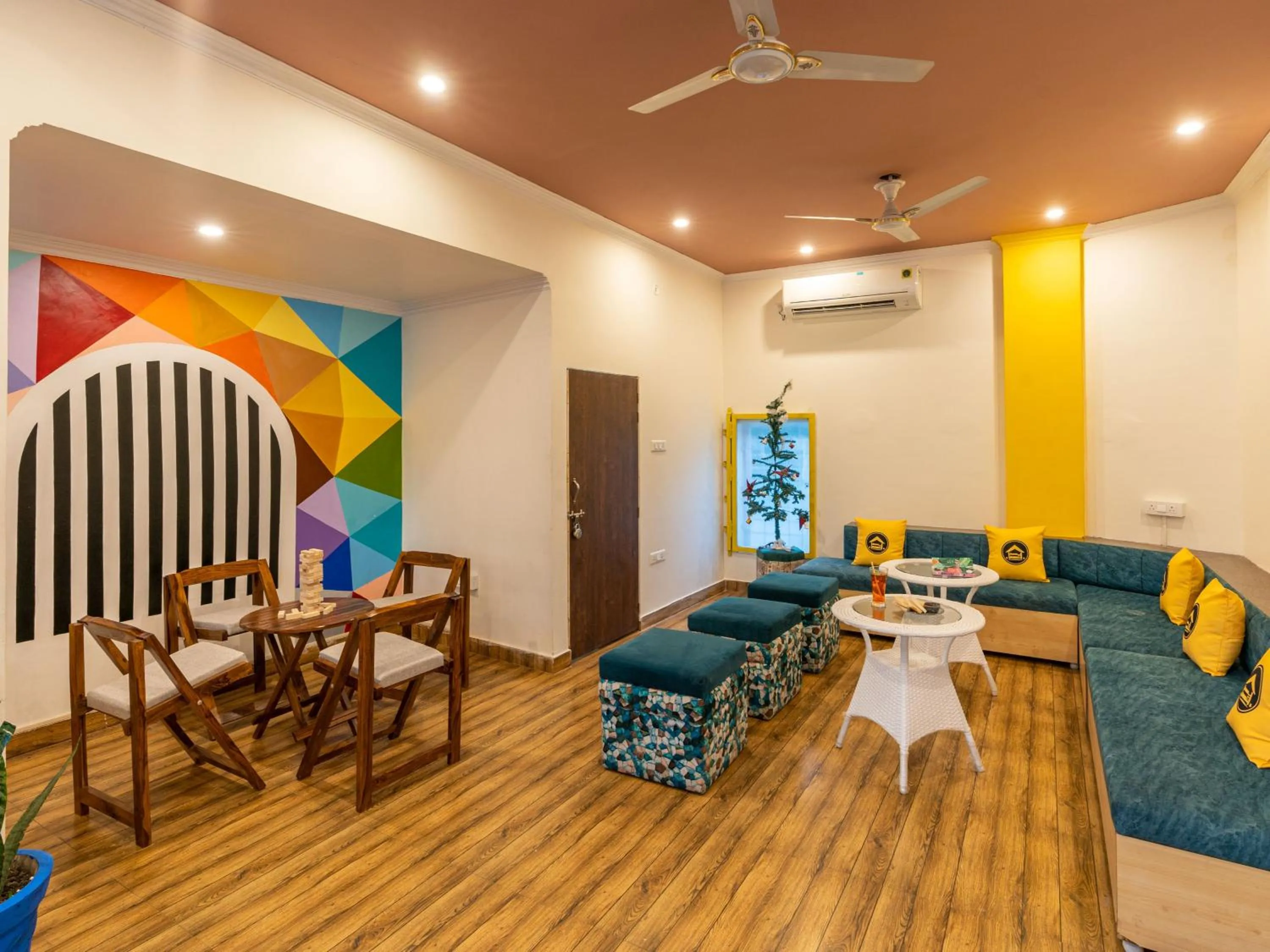 Living room in The Hosteller Rishikesh, Upper Tapovan