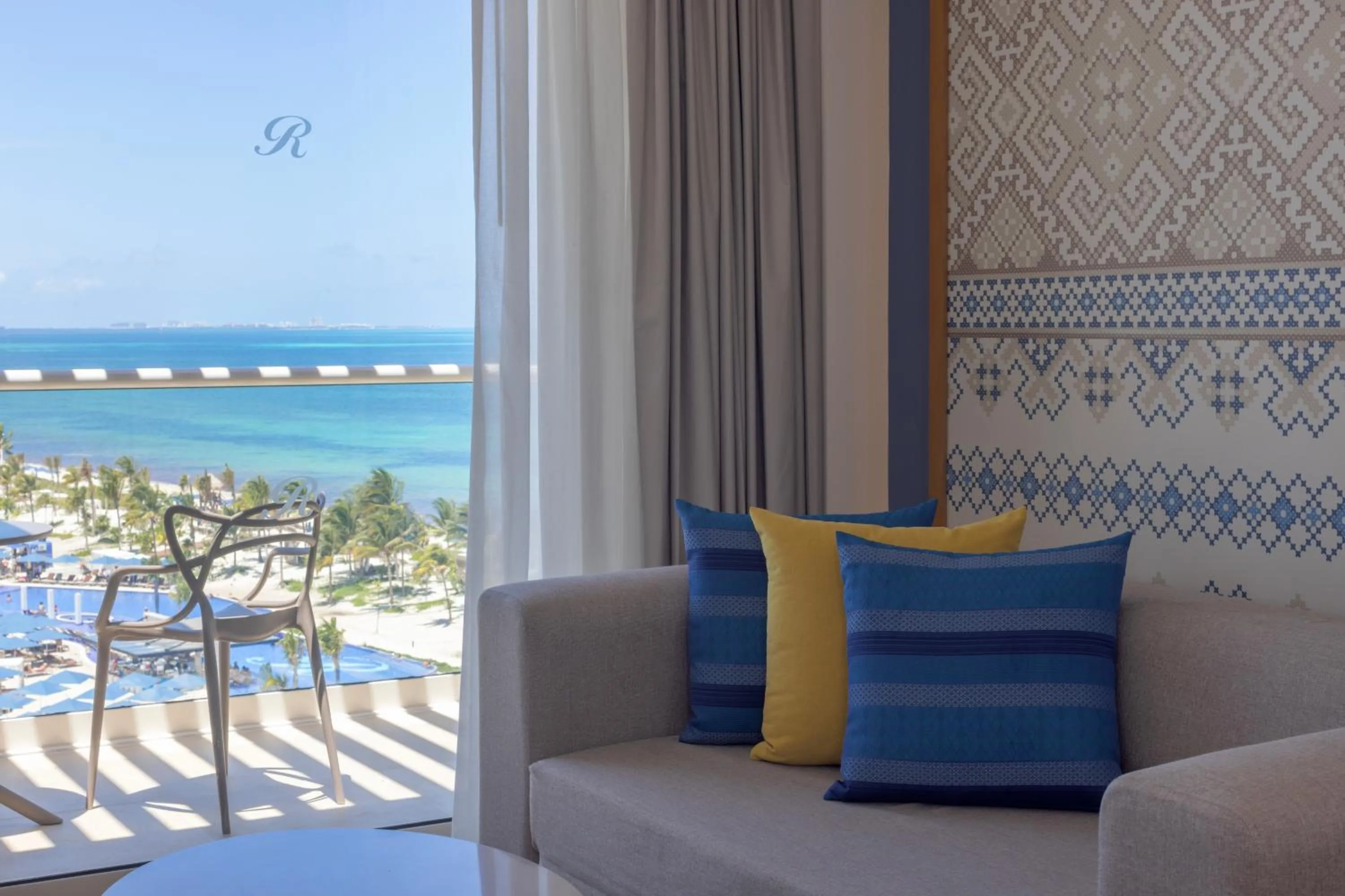 Living room in Royalton Splash Riviera Cancun, An Autograph Collection All-Inclusive Resort