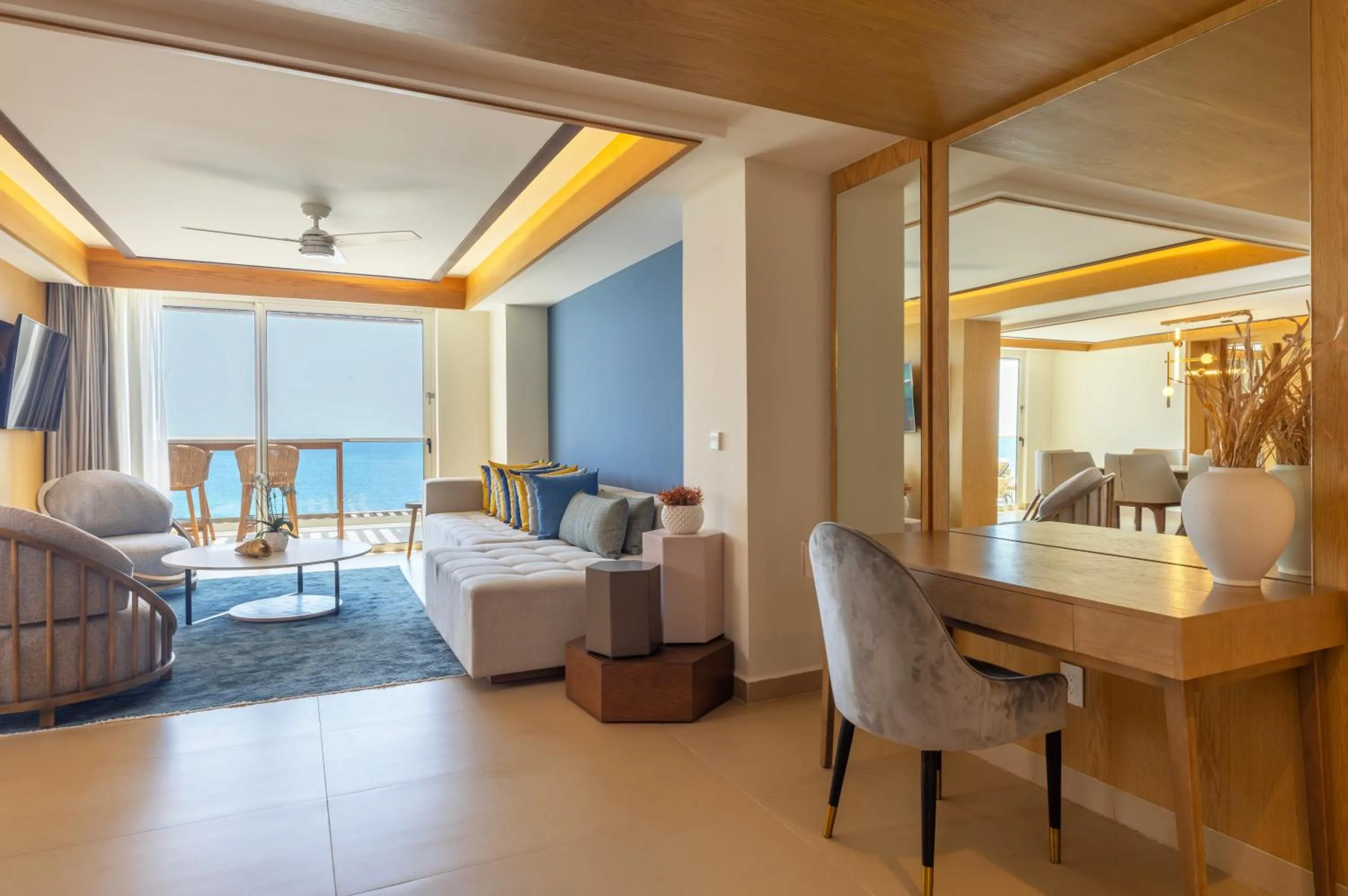 Living room, Bed in Royalton Splash Riviera Cancun, An Autograph Collection All-Inclusive Resort
