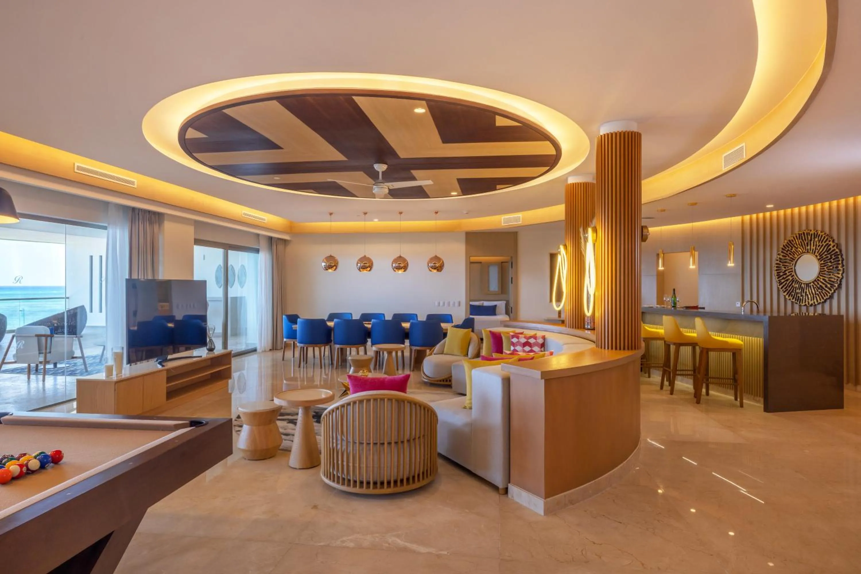 Living room in Royalton Splash Riviera Cancun, An Autograph Collection All-Inclusive Resort