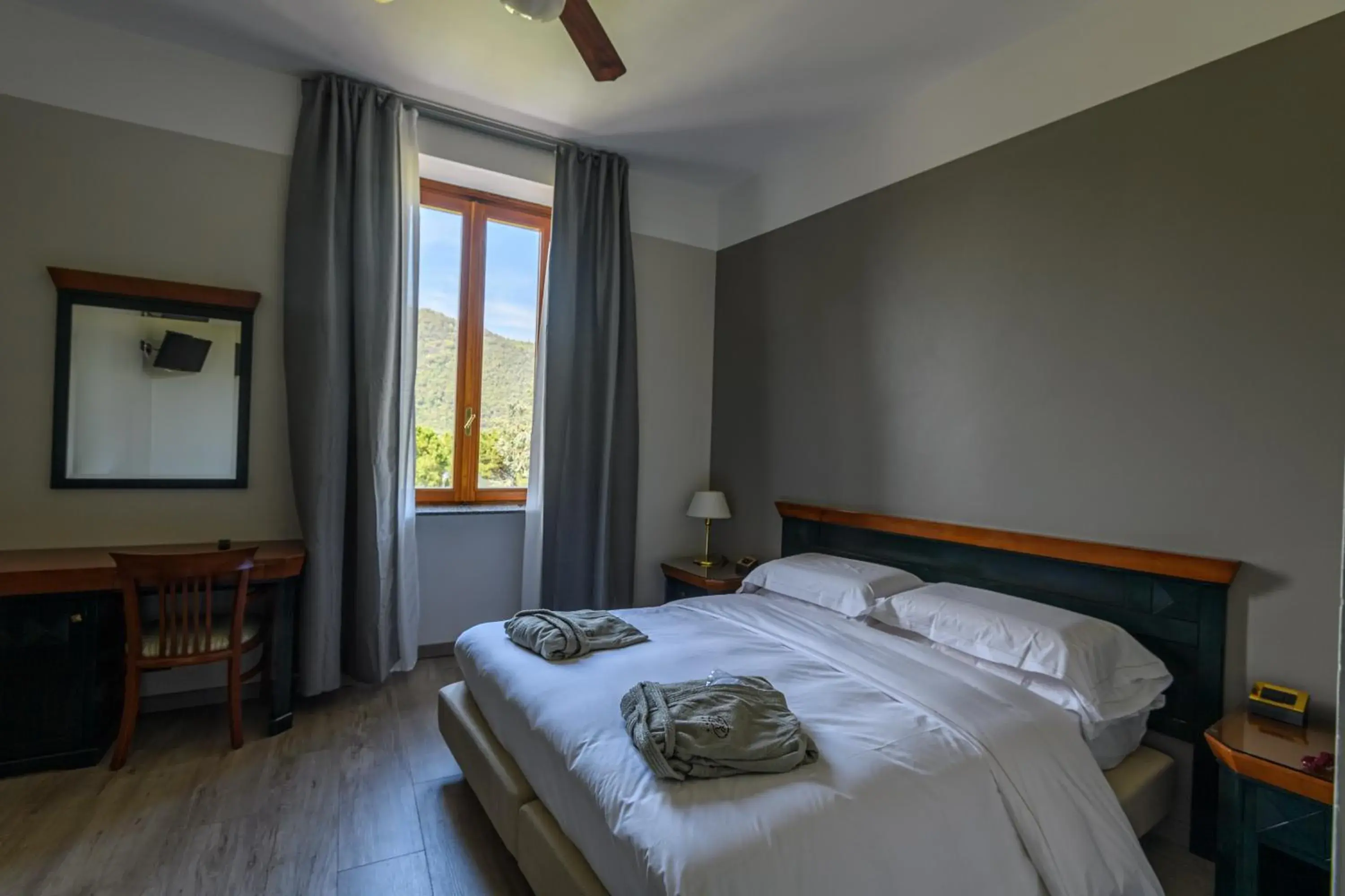 Double or Twin Room with Lake View in Villa Kinzica Double or Twin Room with Lake View in Villa Kinzica