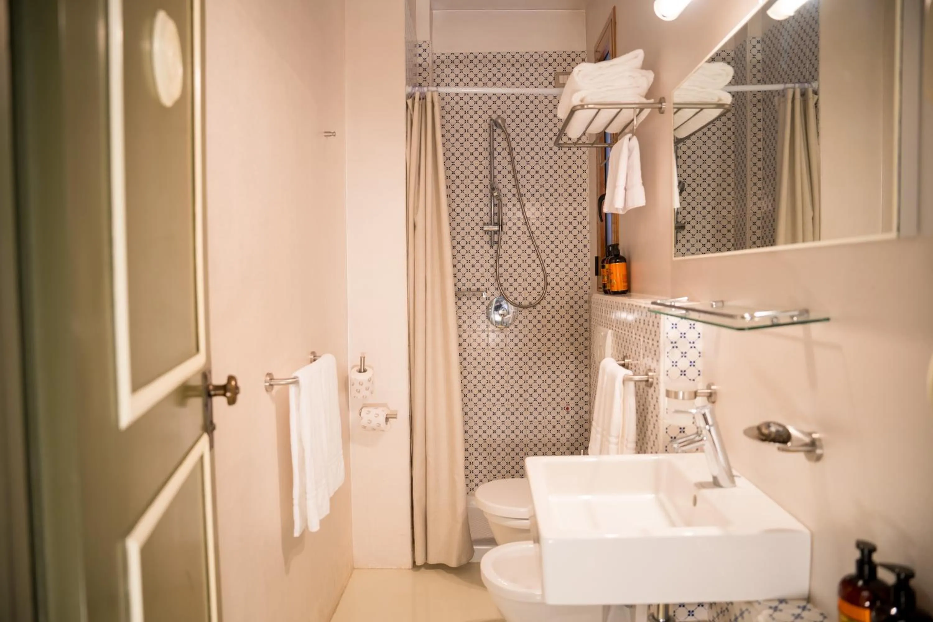 Shower in Hotel Carasco