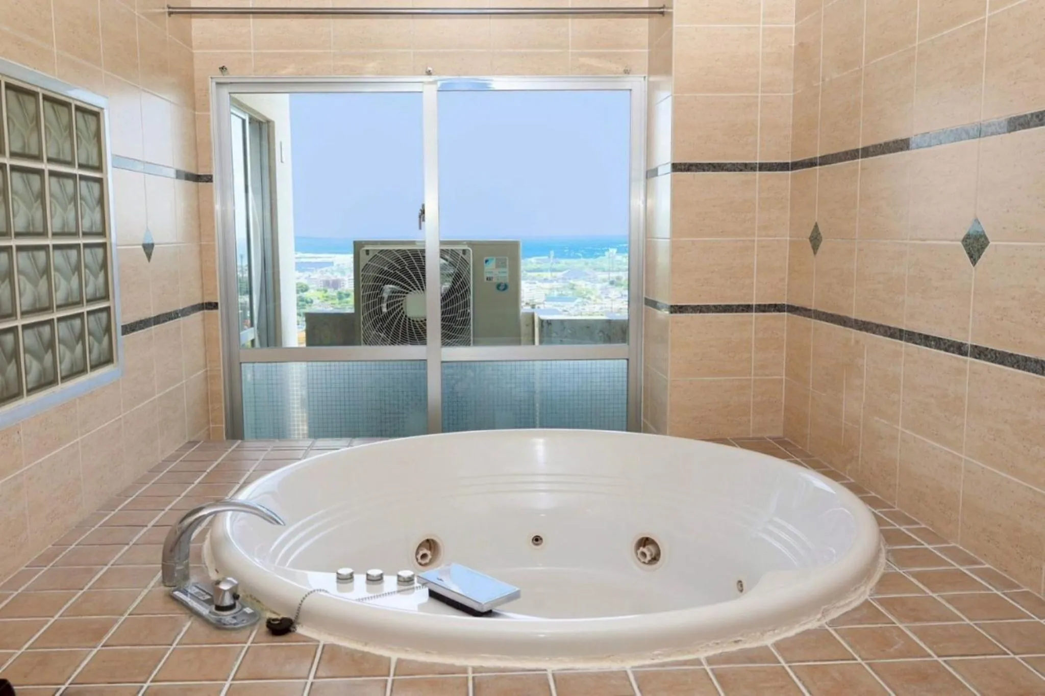 HOTEL PACIFIC VIEW Rental car included & pet-friendly