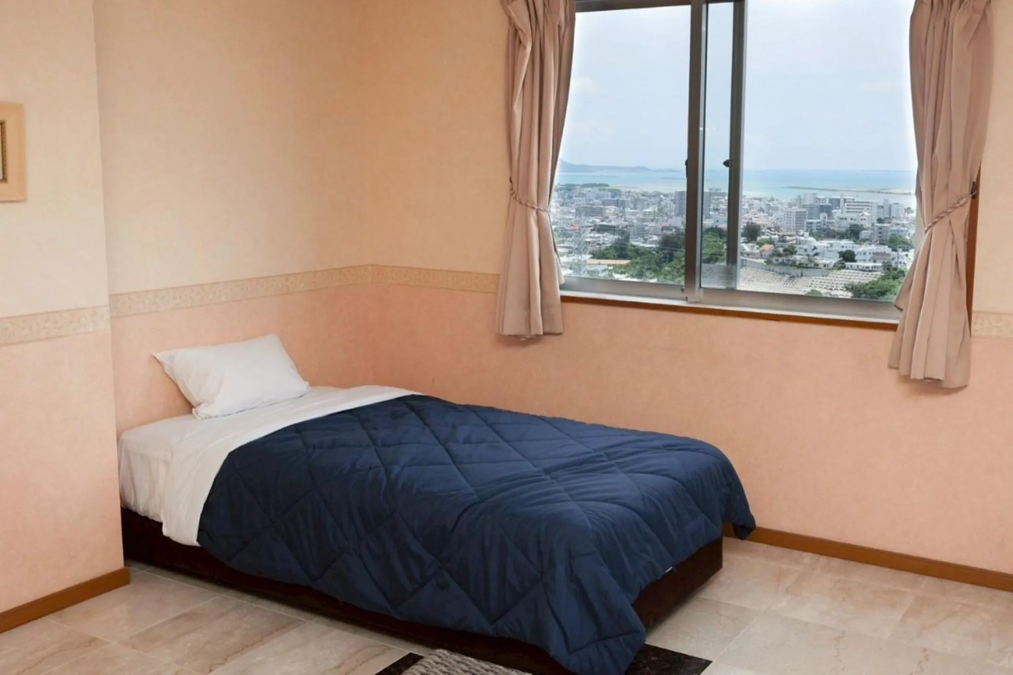 Bed in HOTEL PACIFIC VIEW Rental car included & pet-friendly