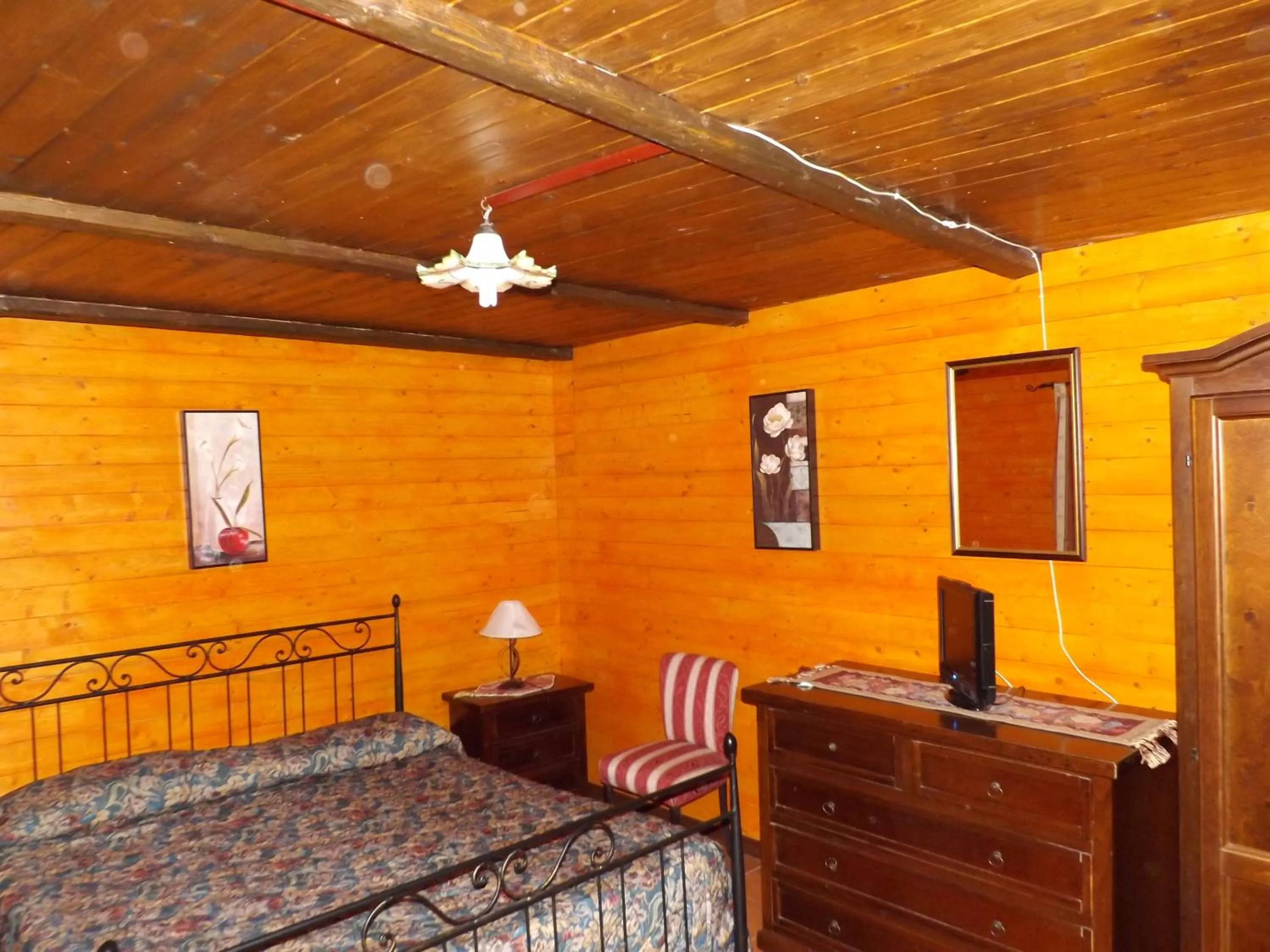 Photo of the whole room, Bed in Albergo Diffuso Borgo Santa Caterina "Vintage"