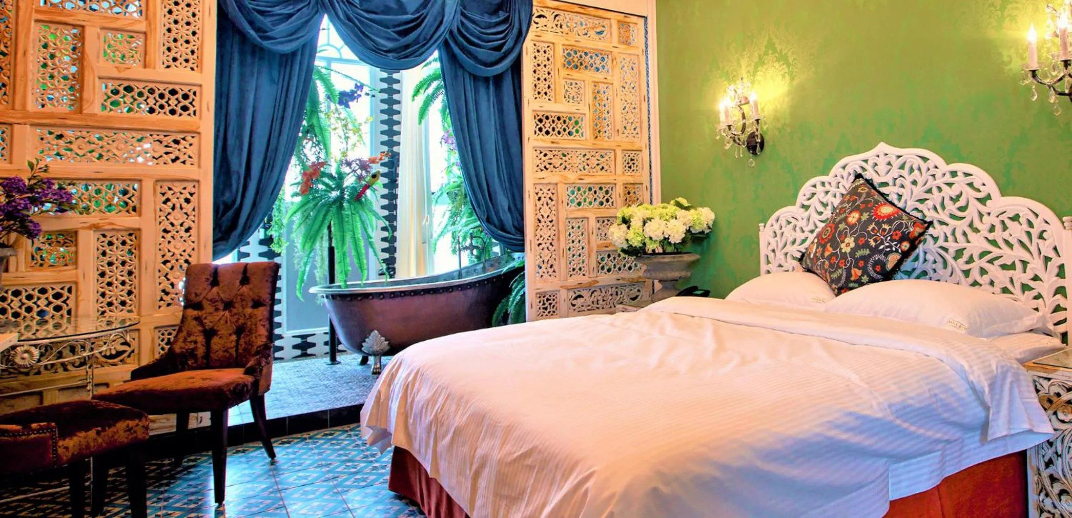 On site, Bed in Anna King Hotel