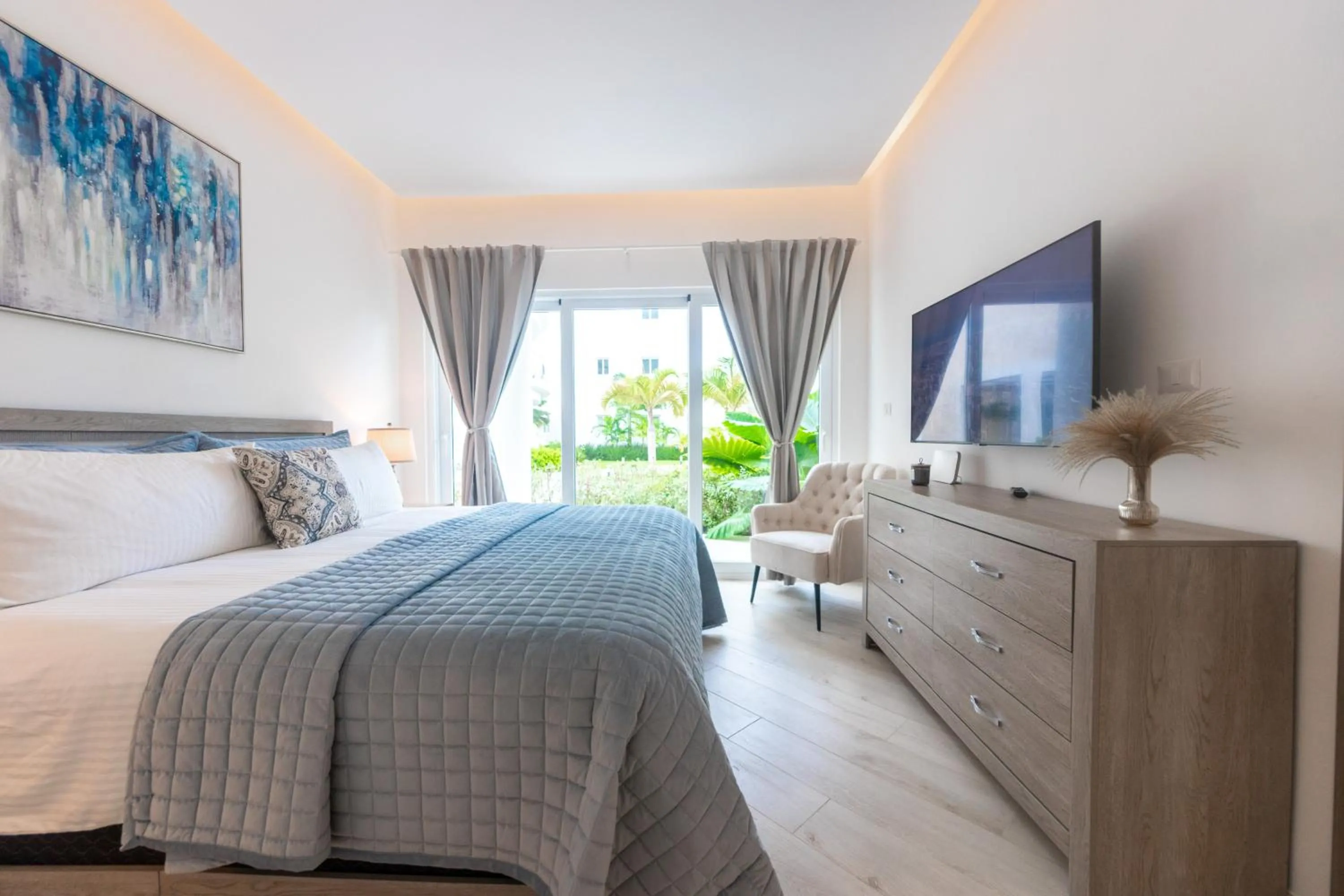 Communal lounge/ TV room, Bed in Family Getaway Apartment - Right On The Beach