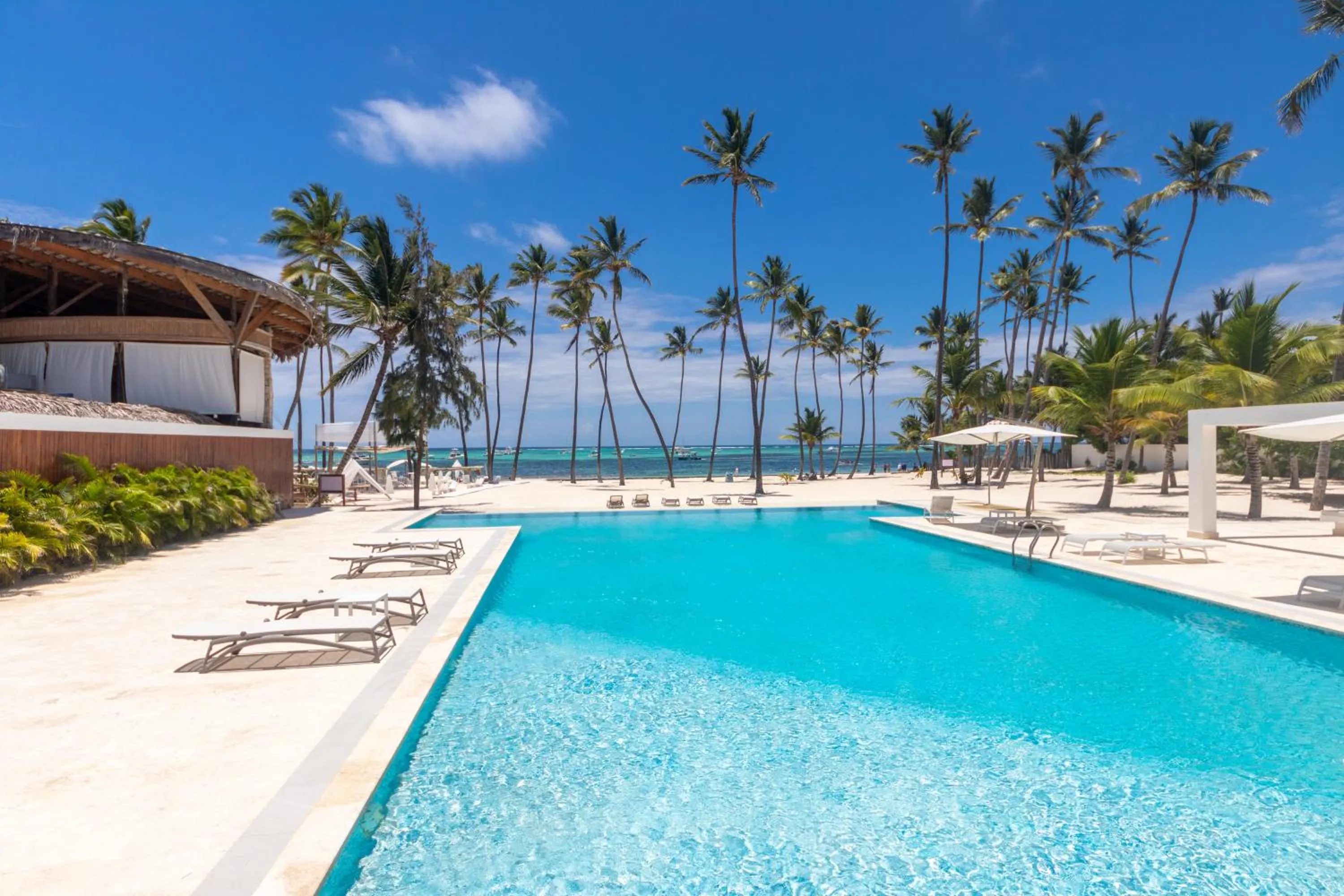 Pool view in Family Getaway Apartment - Right On The Beach