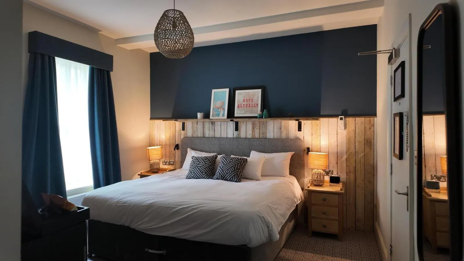 Bedroom, Bed in Downs Hotel