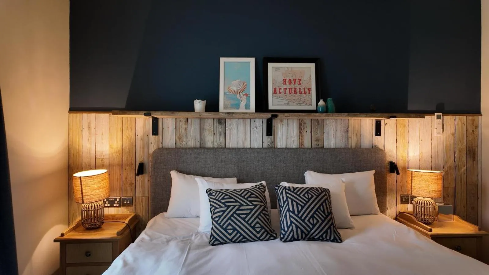 Bedroom, Bed in Downs Hotel