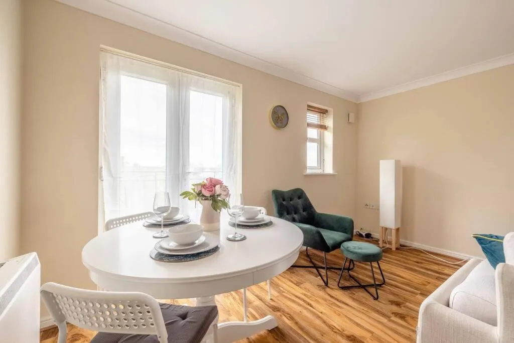 2 BED 2 BATH with PARKING NEAR PINEWOOD/WEXHAM HOSPITAL