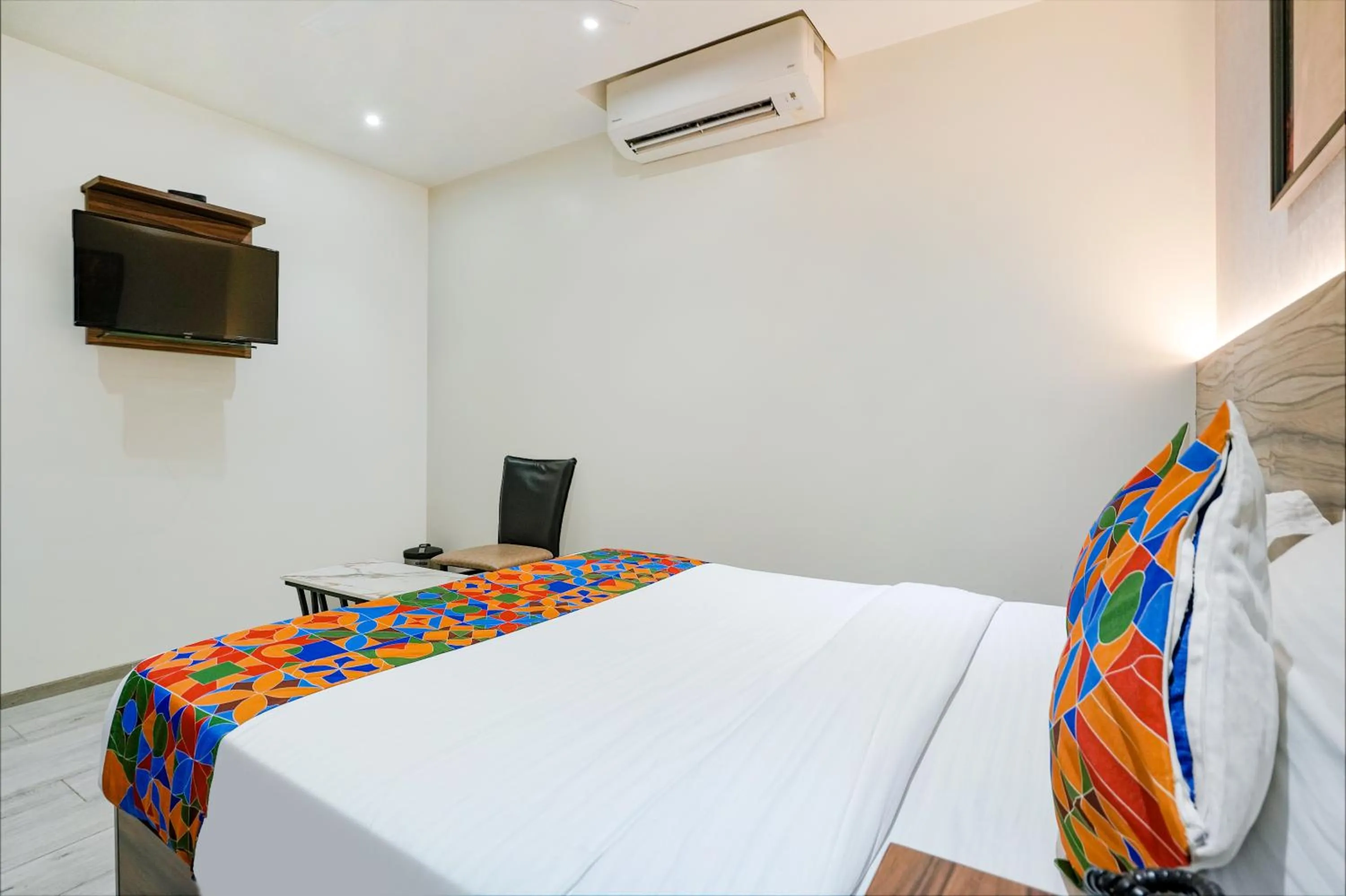Communal lounge/ TV room, Bed in Via The Dream Residency - Nr Mumbai International Airport