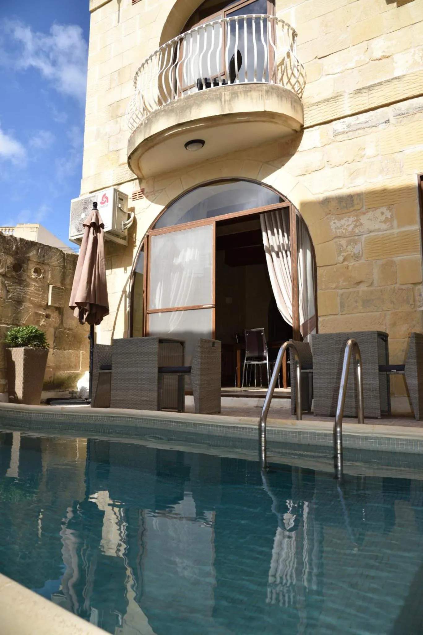 Swimming pool in San Pawl B&b farmhouse- KORTOLL