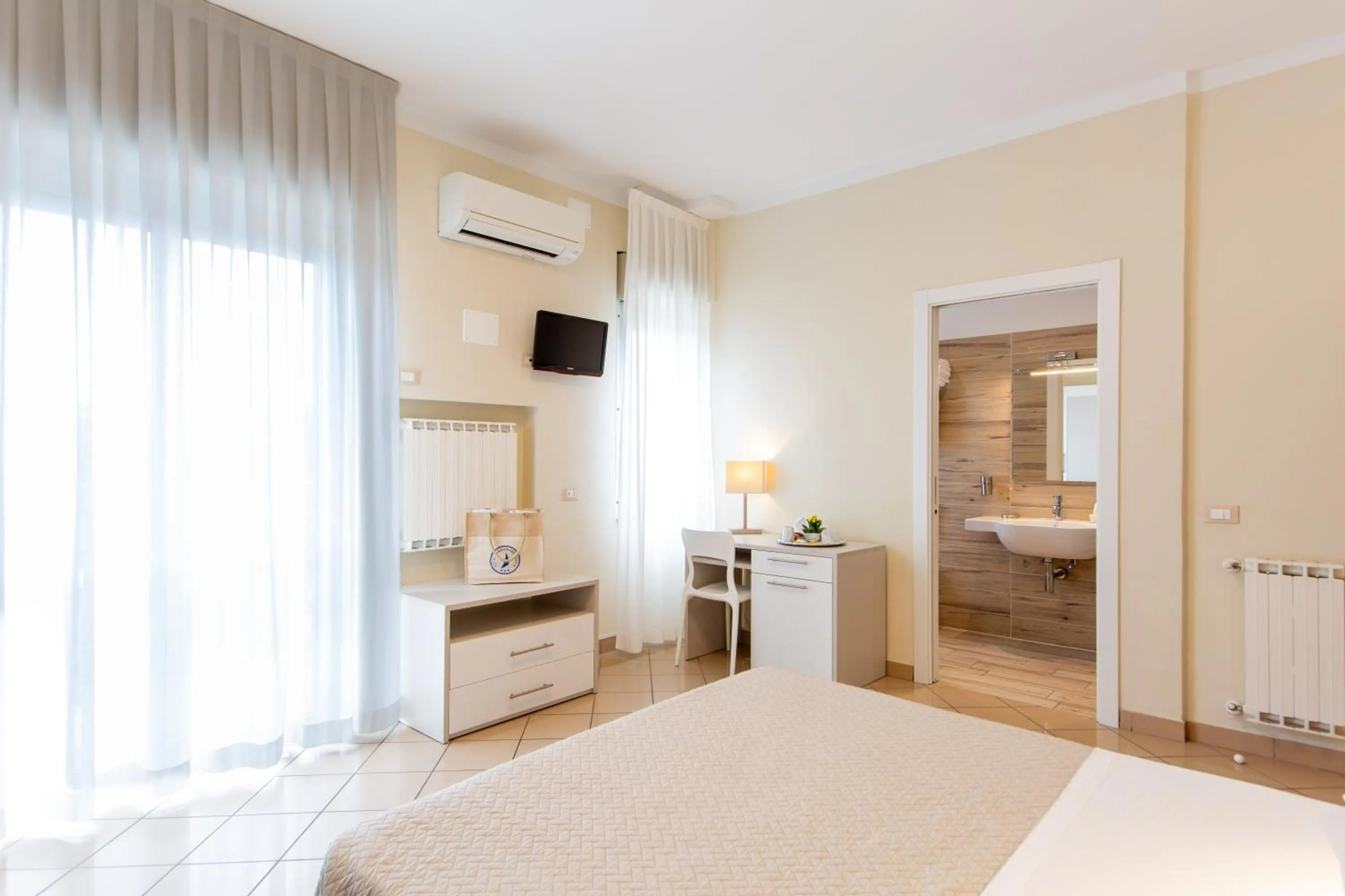 Bedroom, Bed in Hotel Lungomare