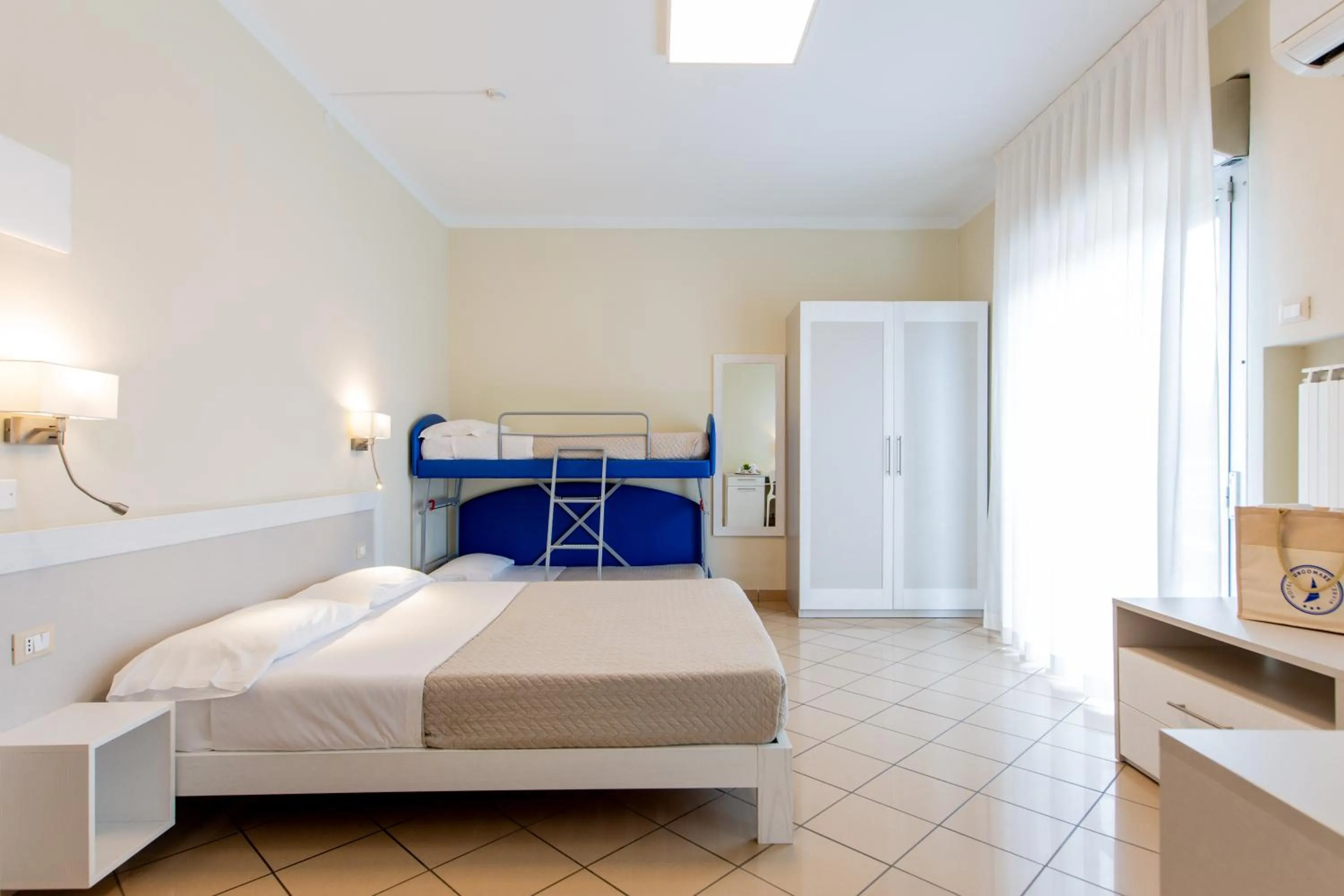 Bedroom, Bed in Hotel Lungomare