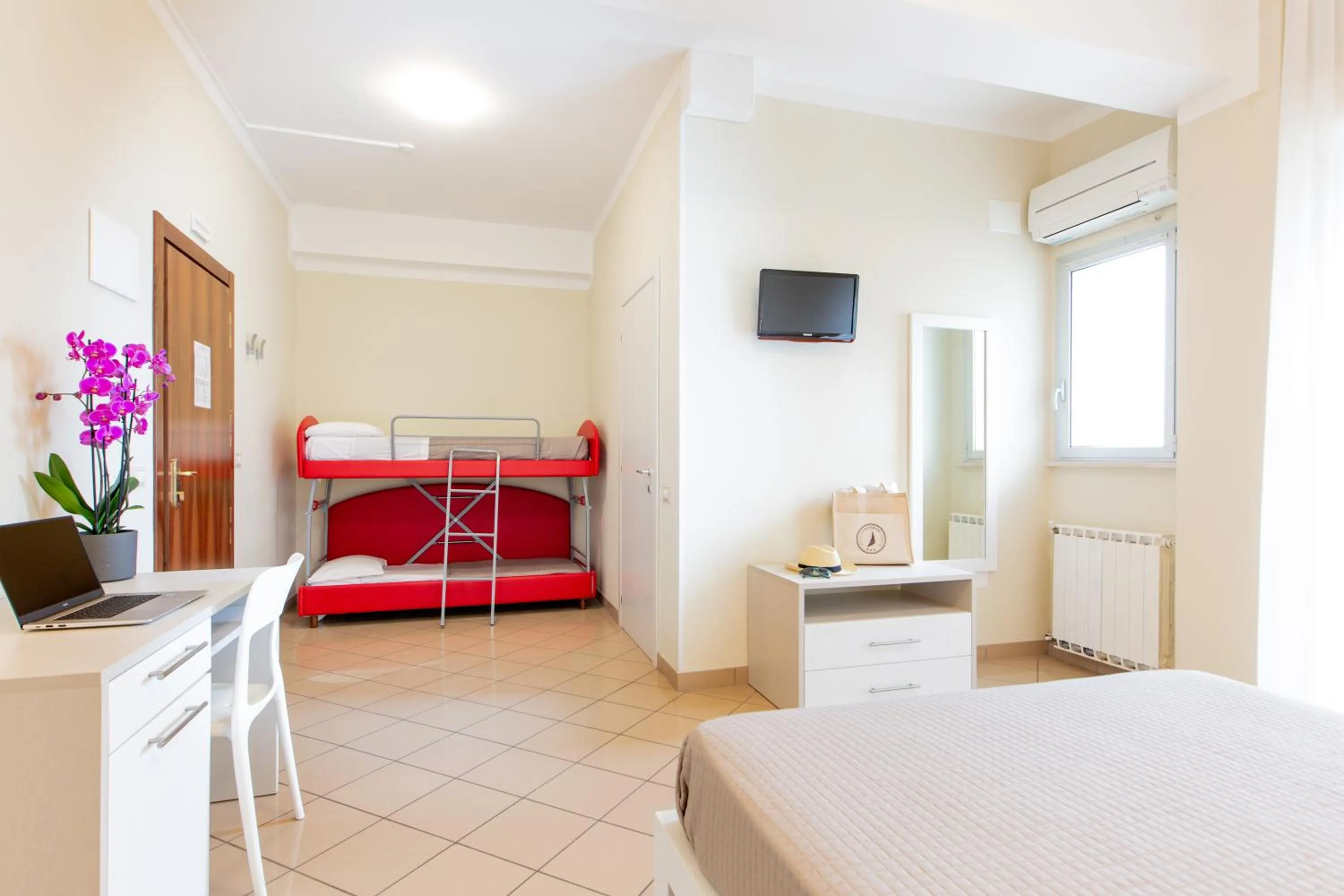 Bedroom, Bed in Hotel Lungomare