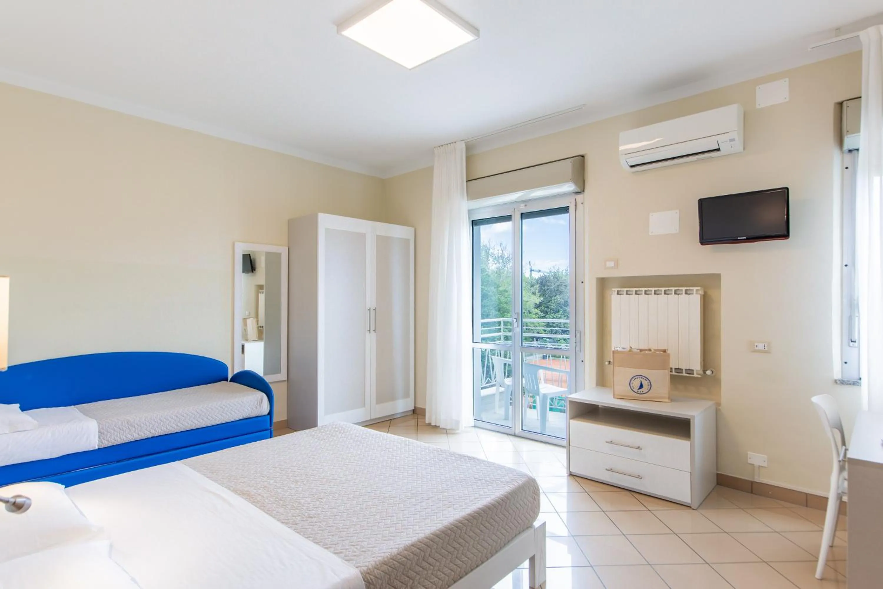 Bedroom, Bed in Hotel Lungomare