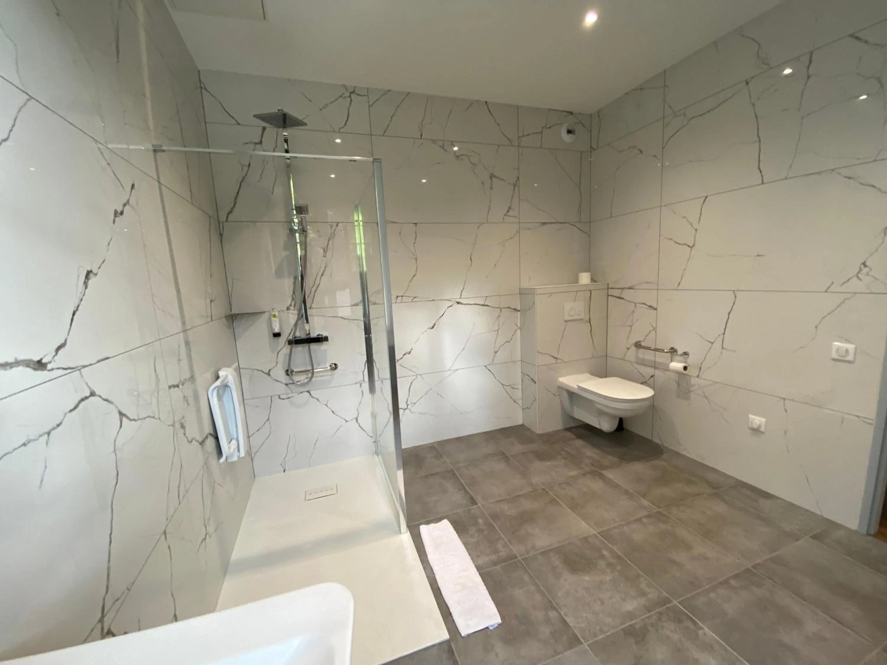 Bathroom in Logis HOTEL DU PARC