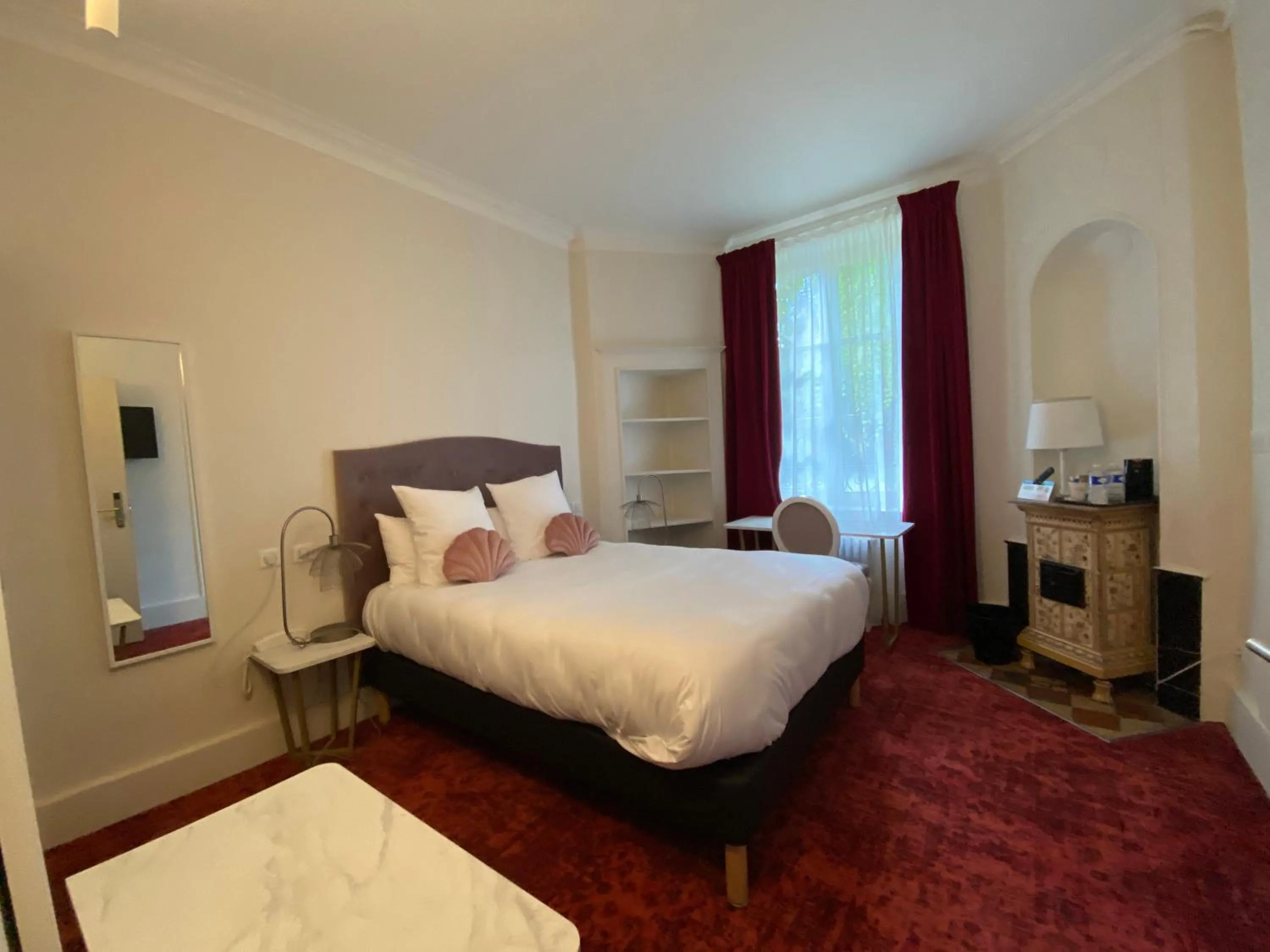 Photo of the whole room, Bed in Logis HOTEL DU PARC