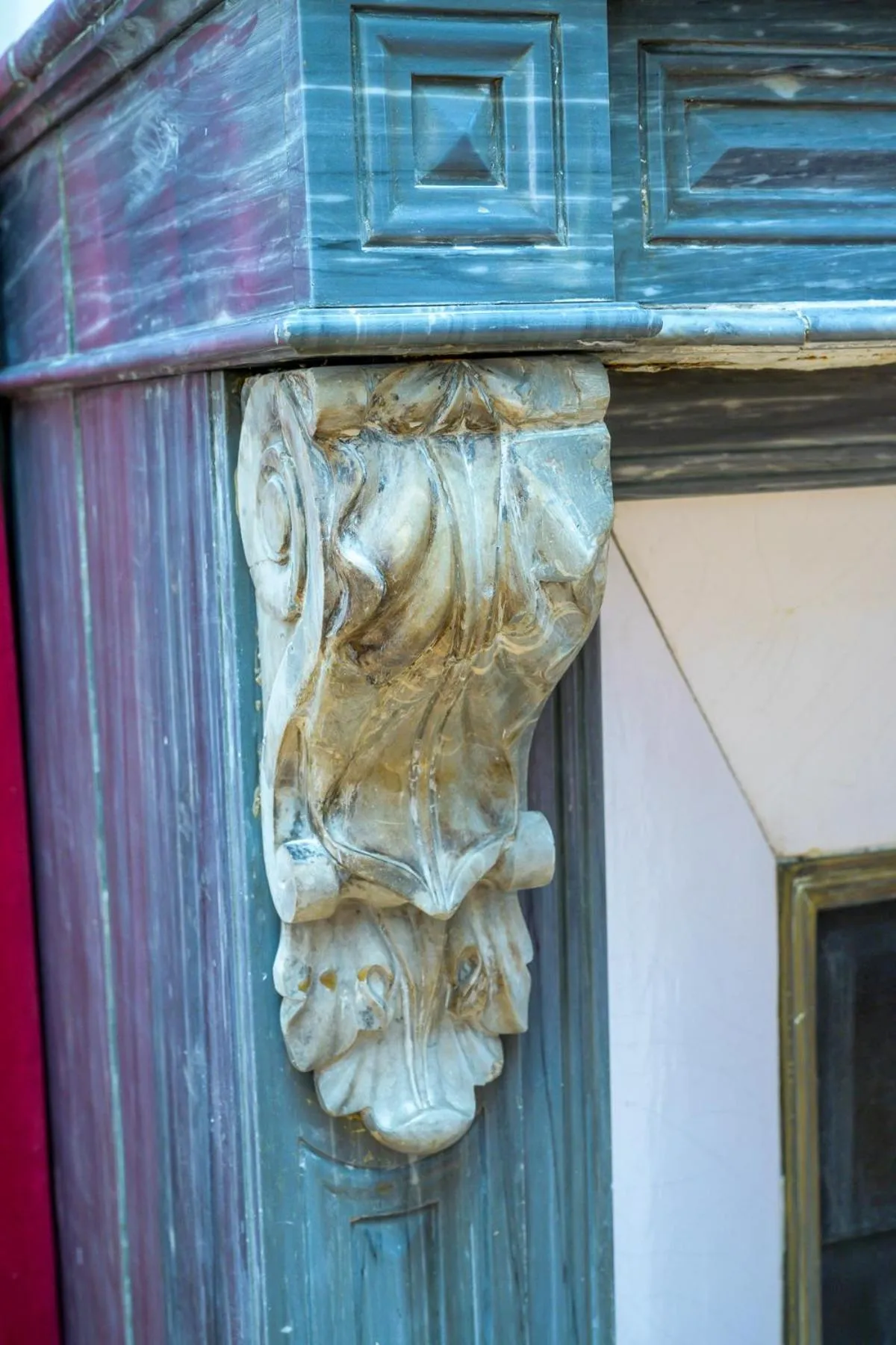 flat iron in Logis HOTEL DU PARC