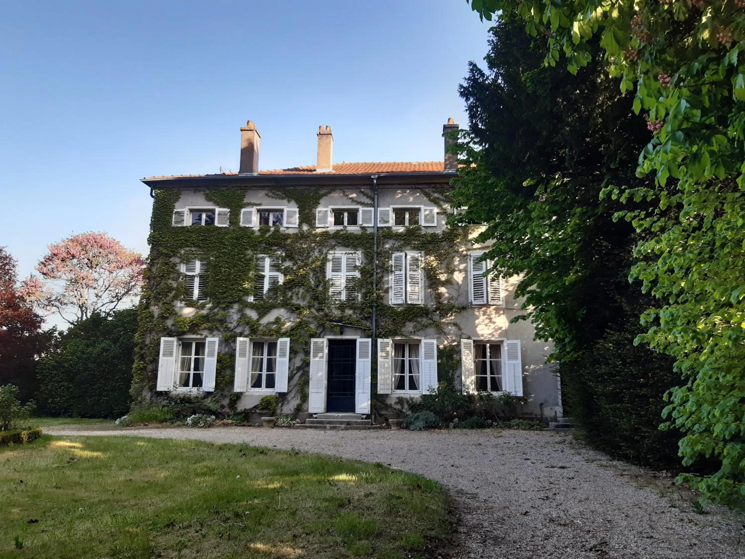 Property building in Logis HOTEL DU PARC