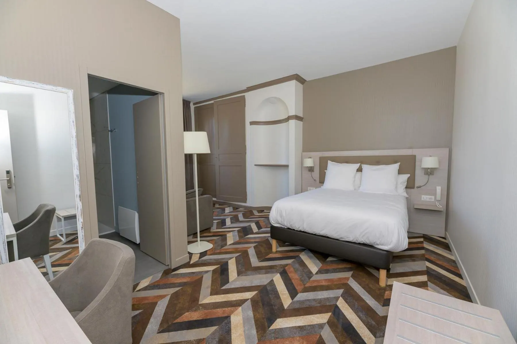 Photo of the whole room, Bed in Logis HOTEL DU PARC