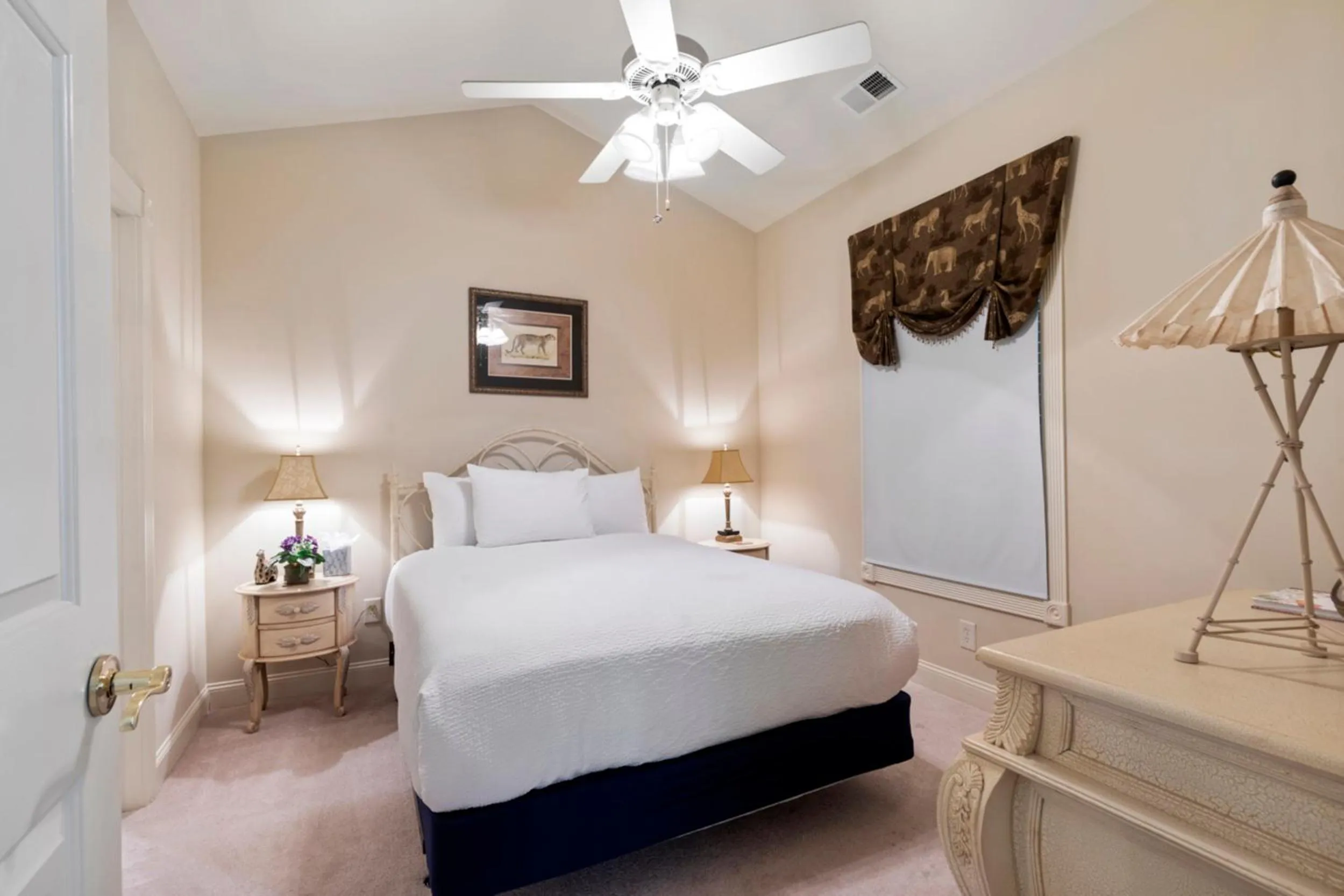 Bedroom, Bed in Stunning 3BR Condo near Myrtlewood Golf Resort and Beach