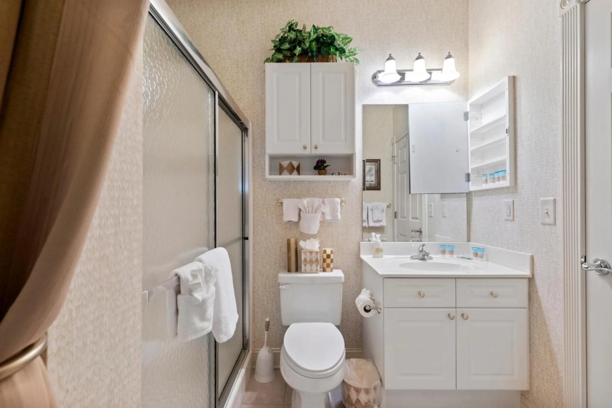 Bathroom in Stunning 3BR Condo near Myrtlewood Golf Resort and Beach