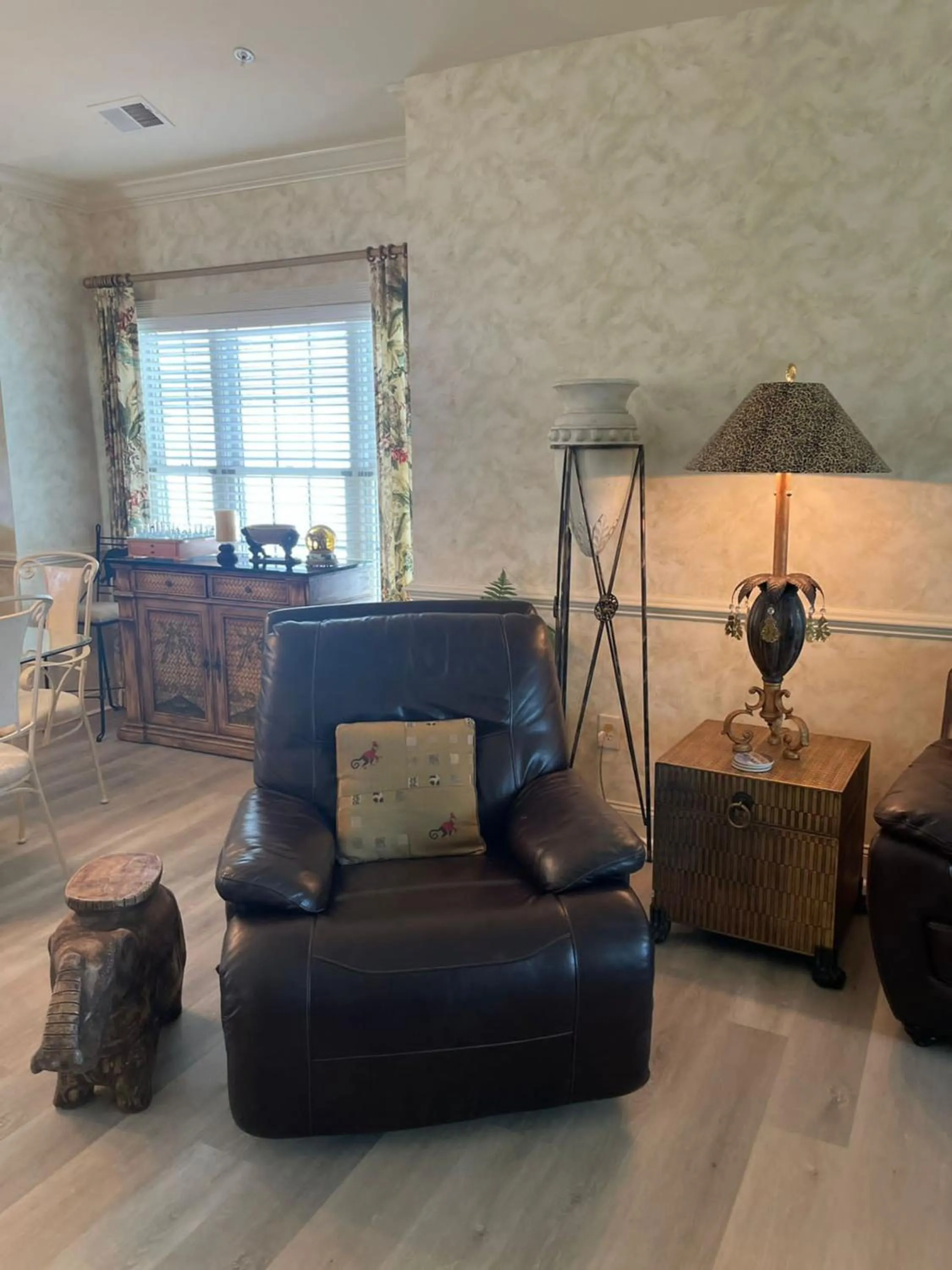 Living room in Stunning 3BR Condo near Myrtlewood Golf Resort and Beach